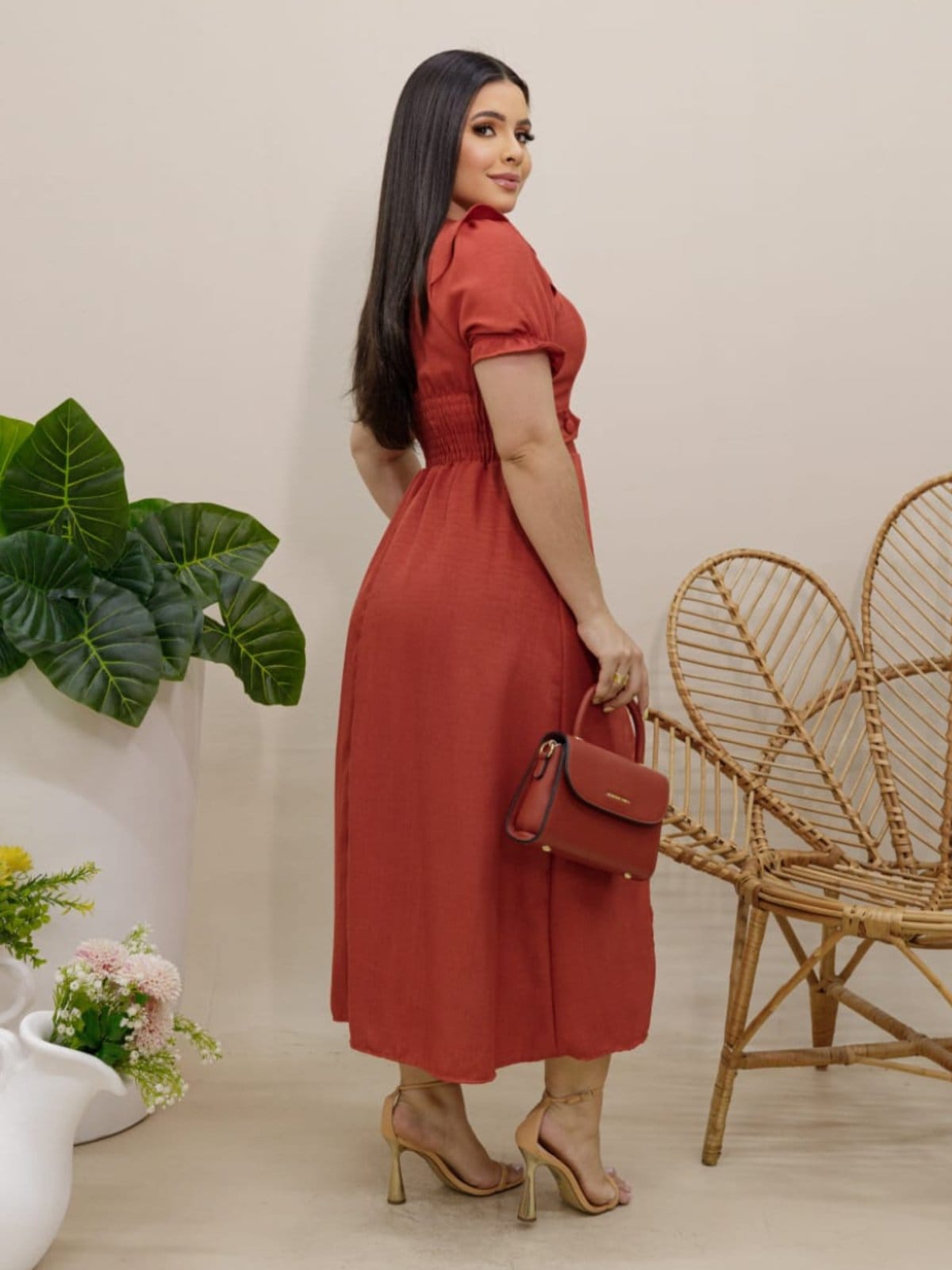 Vista 2 Vestido Elegante Moda Evangélica de Linho Decote Quadrado com Botões Elástico Social Terracota Sarah Cristina Brand azul marinho