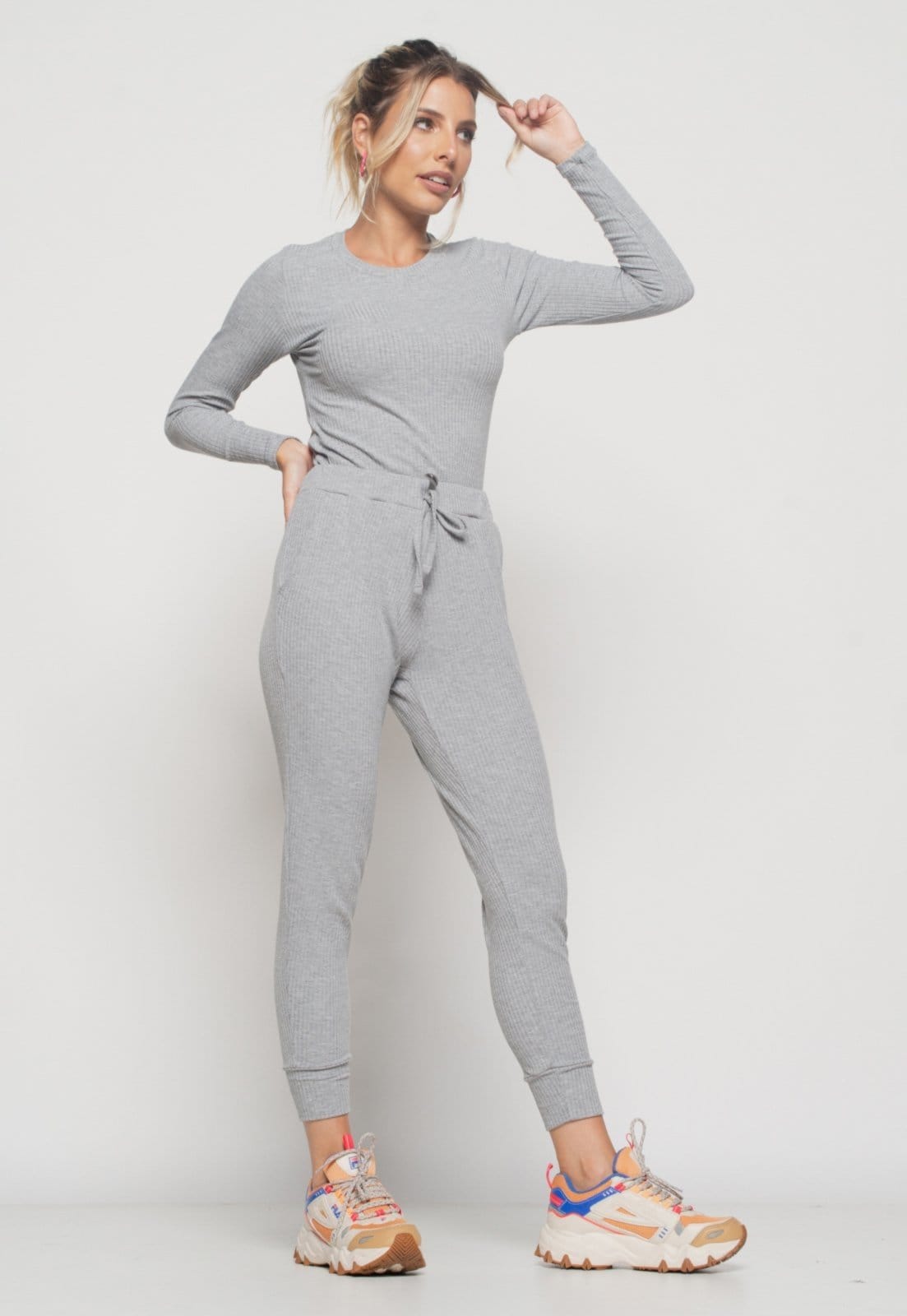 Vista 2 Conjunto Salvatore Comfy Com Blusa Manga Longa e Jogger Canelada Mescla Salvatore Fashion cinza
