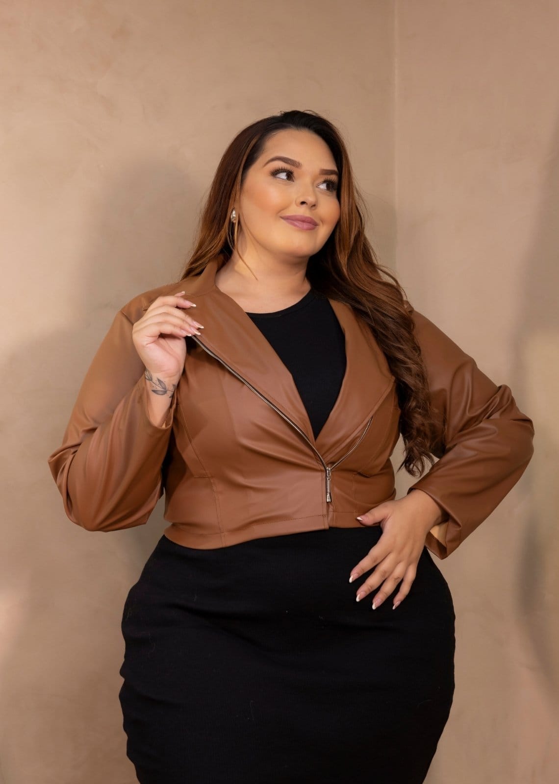 Jaqueta P.U. Cropped Plus Size Com Zíper Cia do Vestido Mocha Mousse - 2