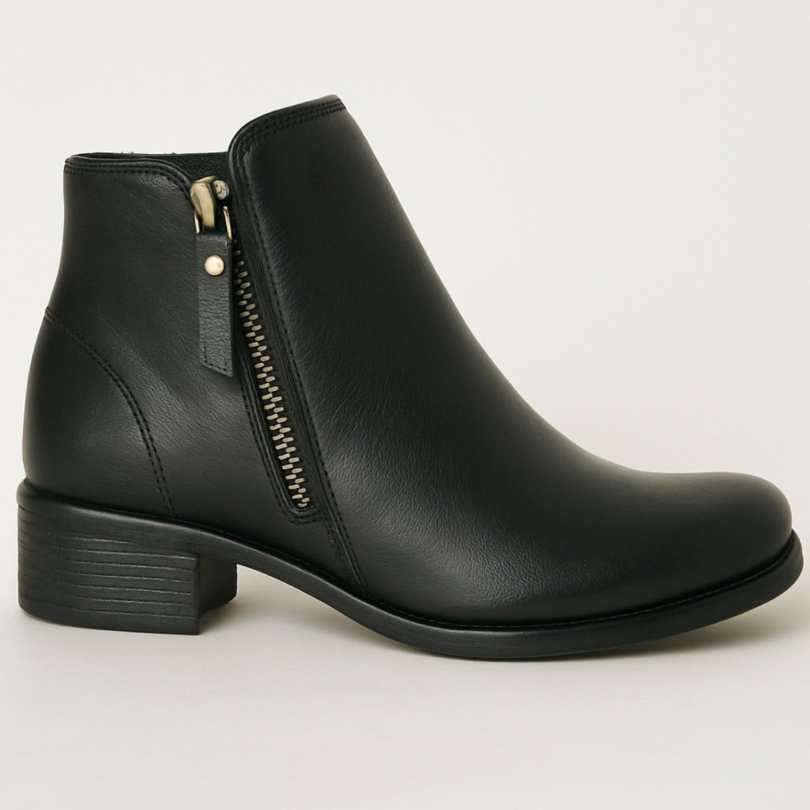 Vista principal Bota Couro Legitimo Snikgreen Cano Curto Saltinho Quadrado Macia Confortável Snikgreen preto