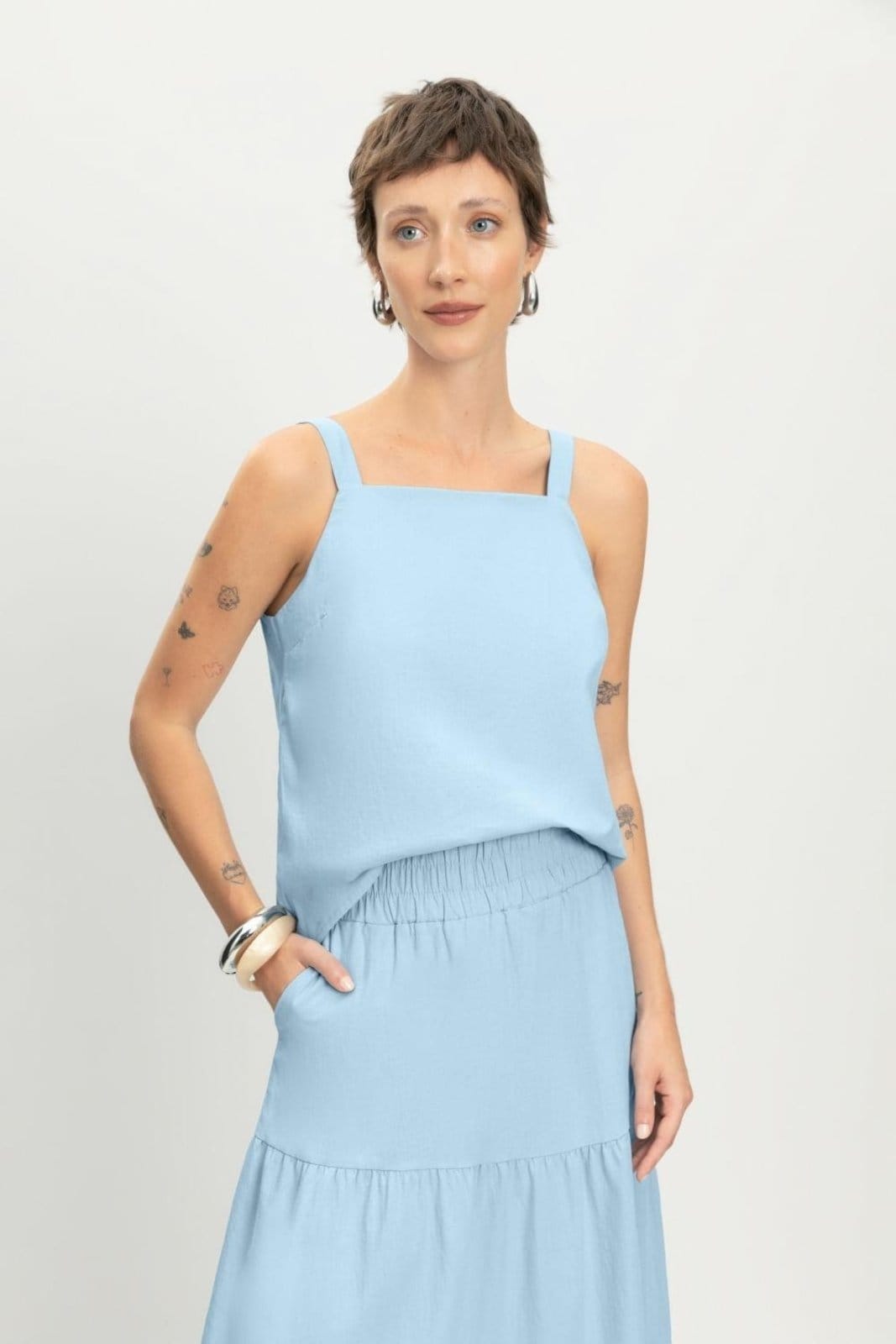 Vista 2 Saia feminina midi em linho Essendi CLARO Essendi azul