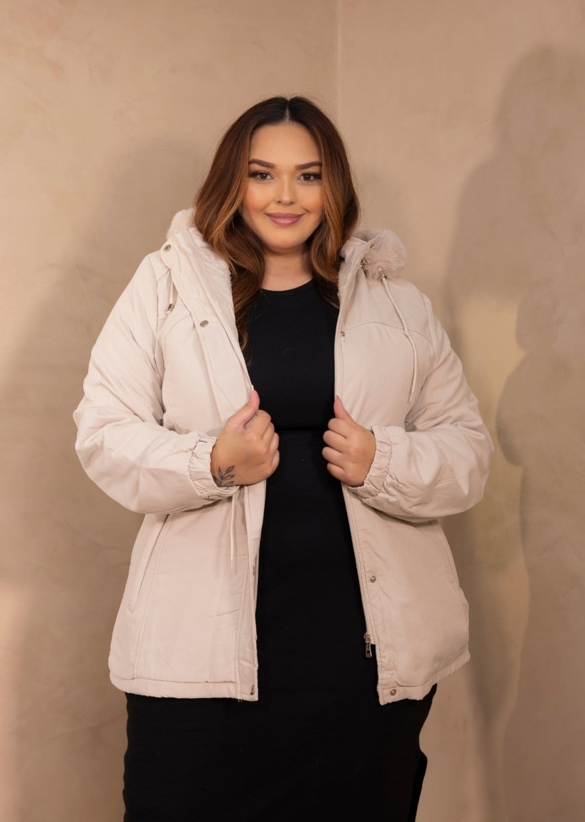 Parka Inverno PLus Size Sarja Forrada Com Capuz Removível Cia do Vestido Off White