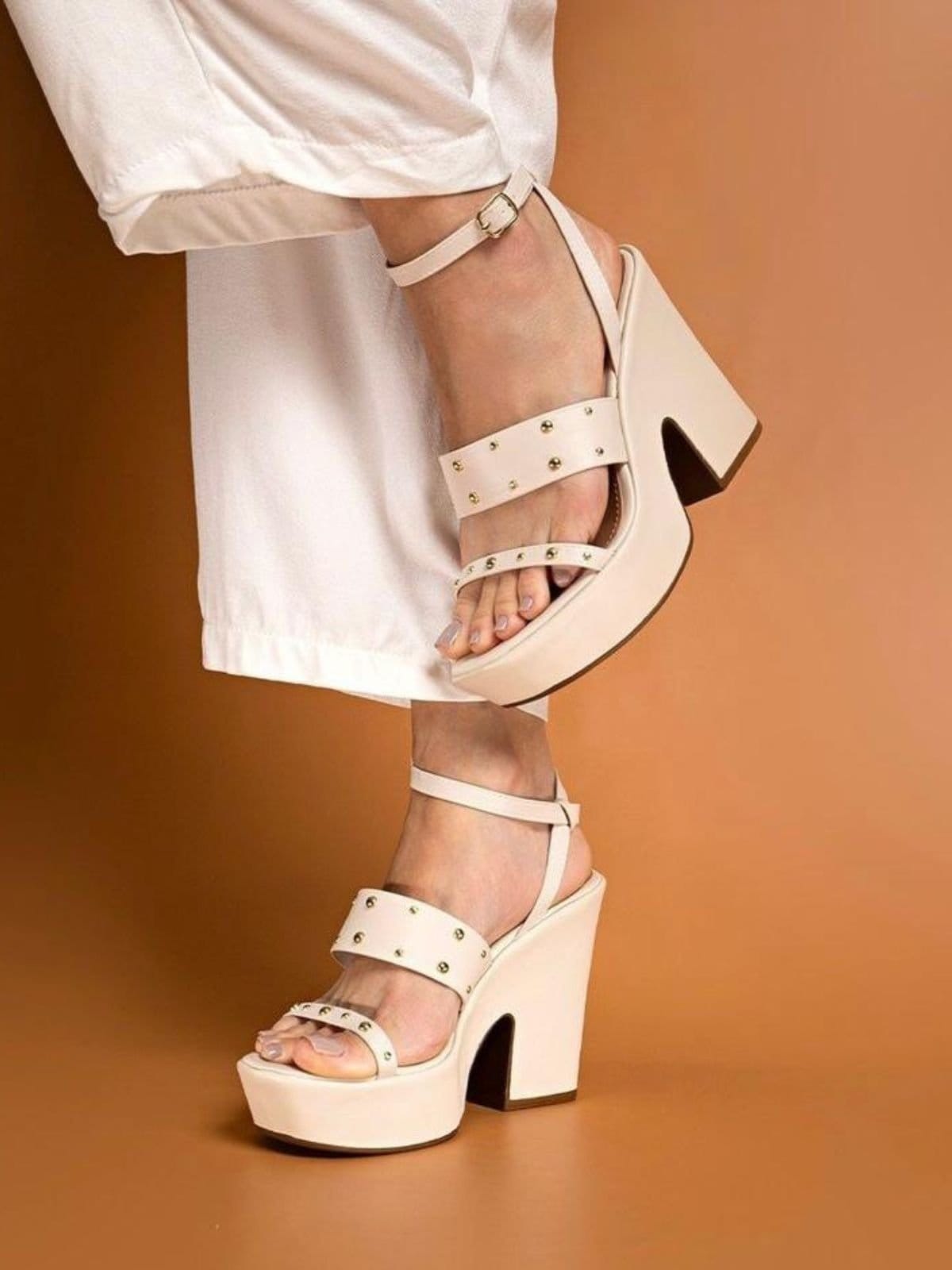 Sandália Plataforma Off White Tachas Dourada