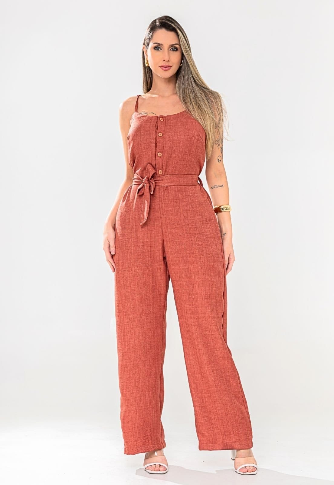 Macacão Feminino Pantalona Alfaitaria Botoes Frontal De Alcinha Com Ajuste na Cintura Amaraçao Duna Linho