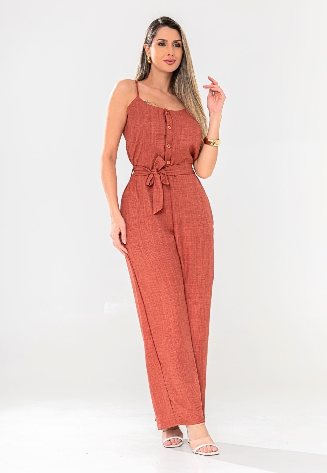 Vista 2 Macacão Feminino Pantalona Alfaitaria Botoes Frontal De Alcinha Com Ajuste na Cintura Amaraçao Duna Linho Docce Mulher marrom