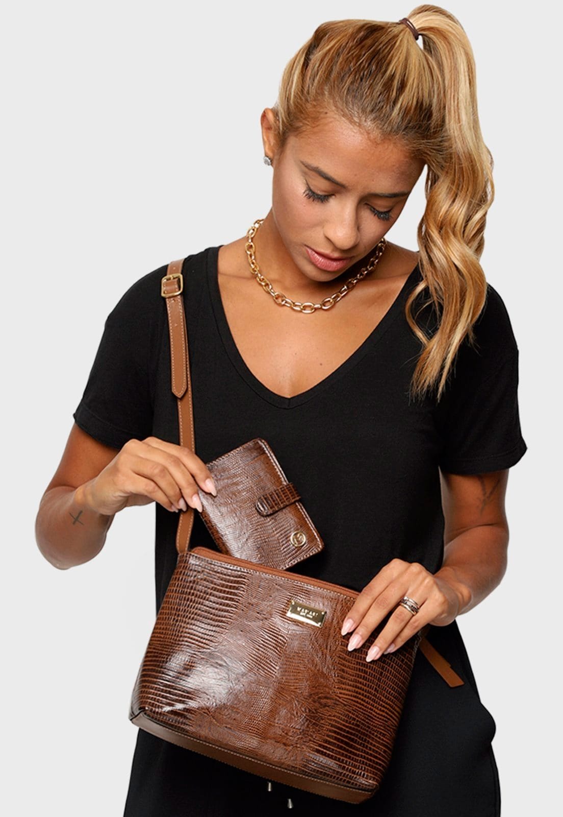 Vista 2 Kit Bolsa e Carteira Couro Mariart 2190MRT + 237MRT Havana Mariart caramelo