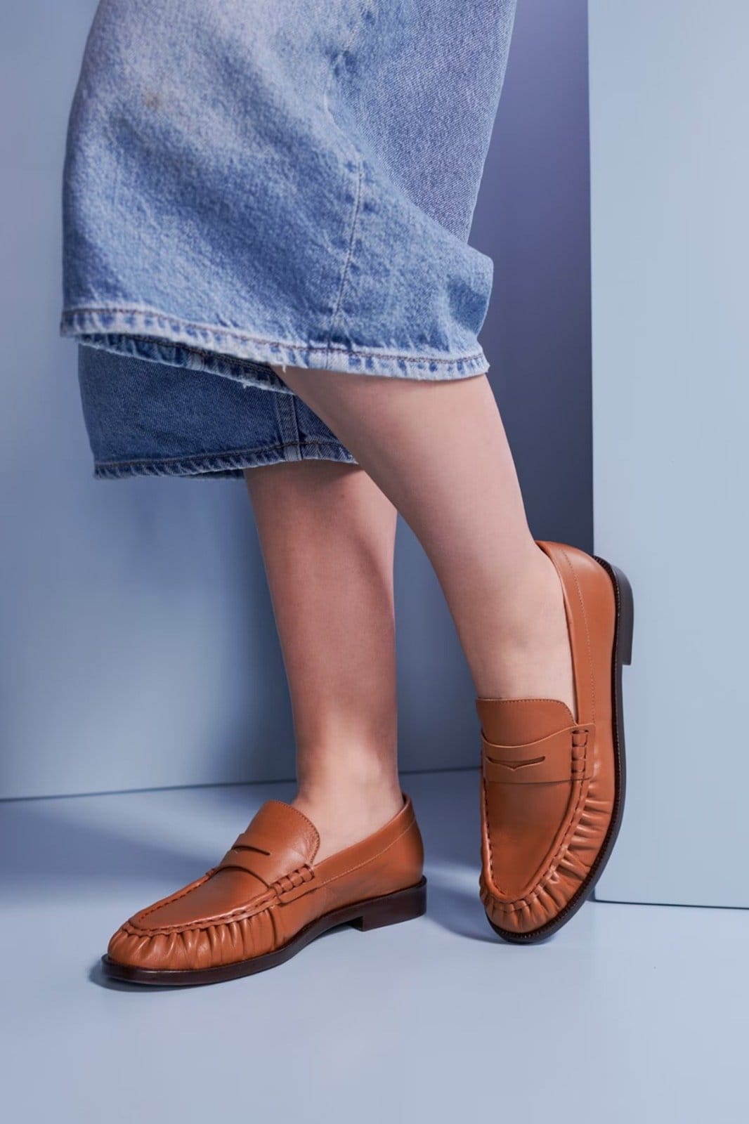 Vista 2 Mocassim Luiza Barcelos Penny Loafer Em Couro Drapeado Luiza Barcelos caramelo