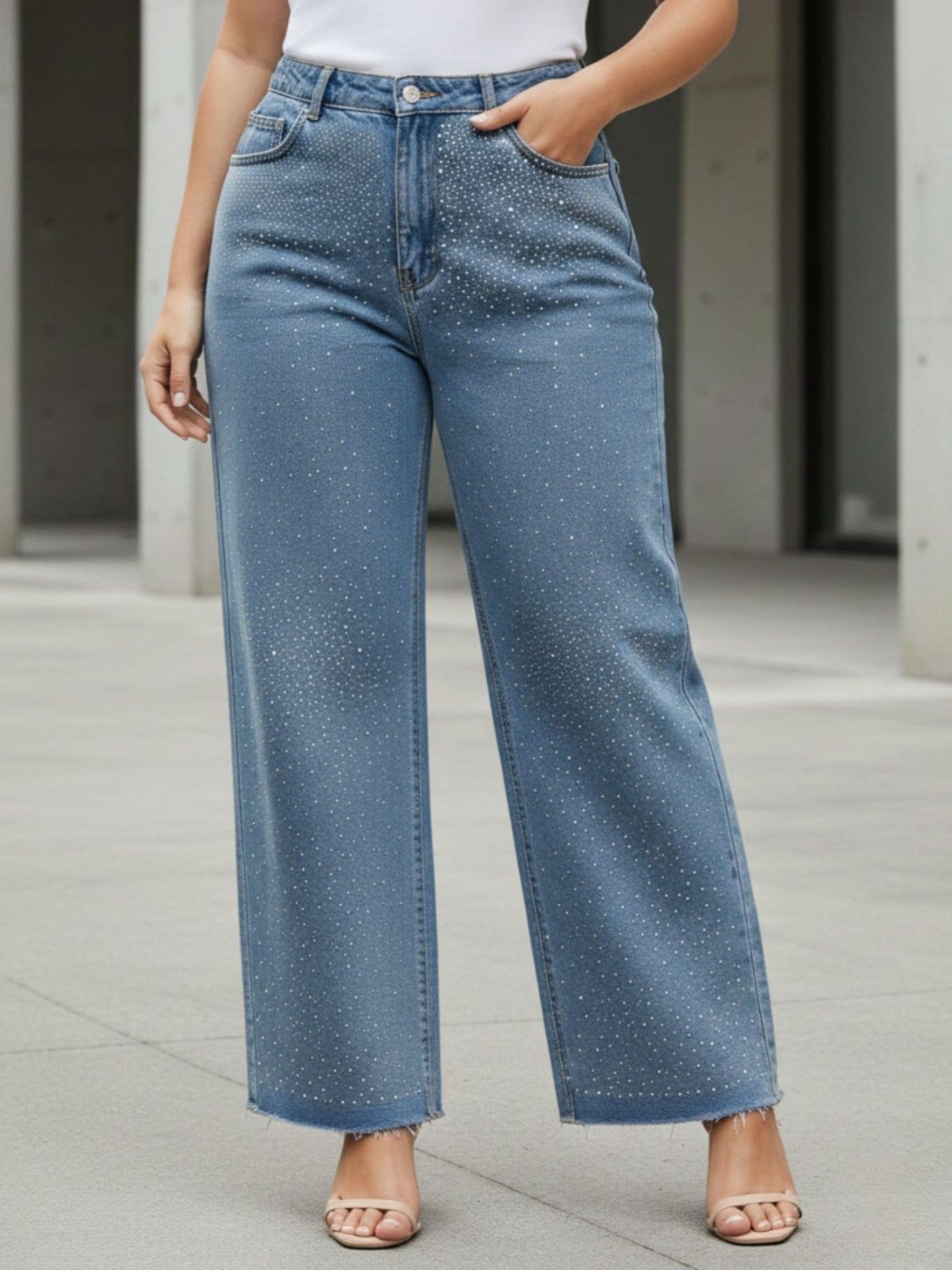 Vista 2 Calça Jeans Feminina Plus Size Reta Brilhos Cintura Alta Bolsos Claro Barra a Fio Razon Jeans azul/jeans azul