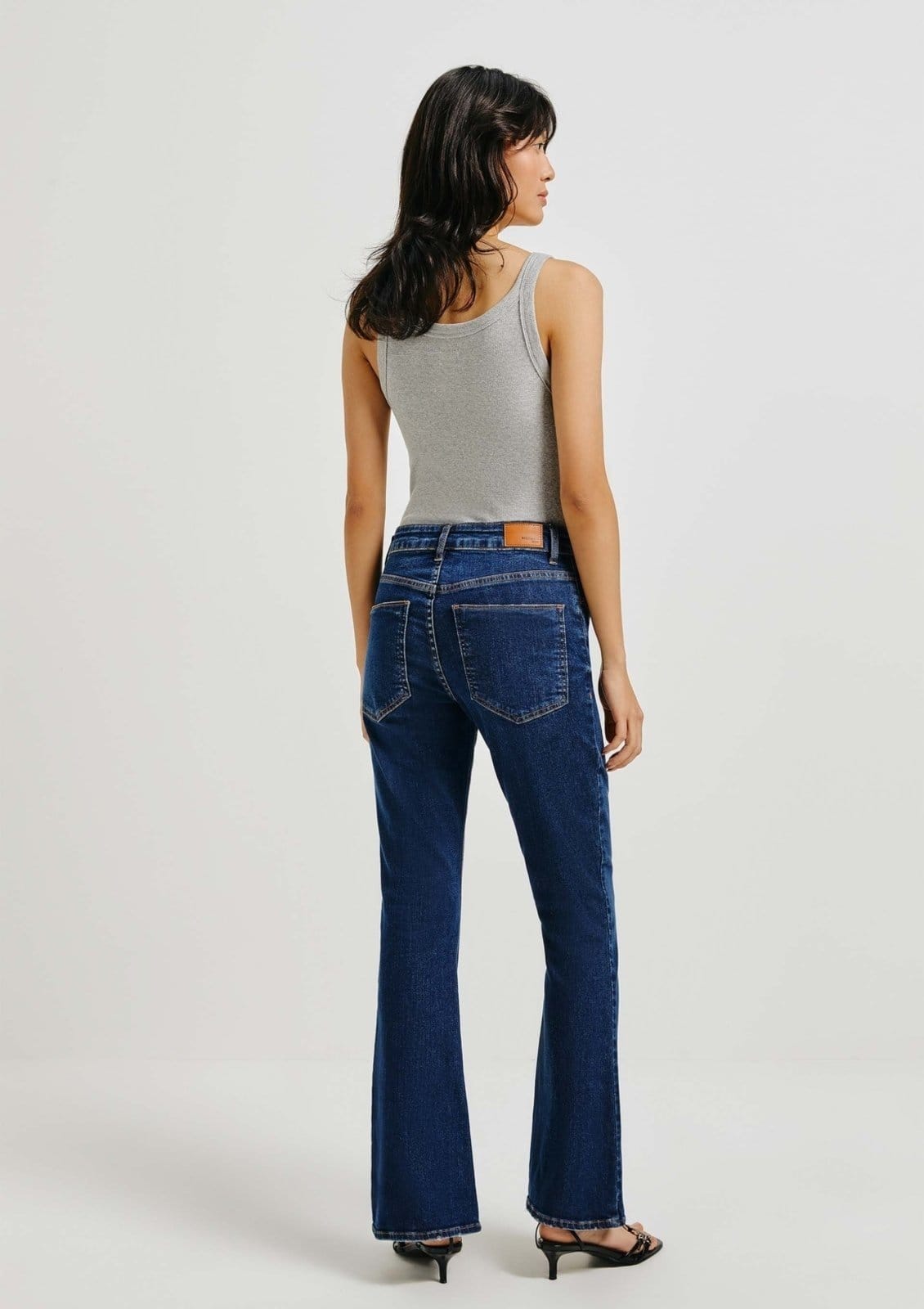 Vista 2 Calça Jeans Feminina Cintura Média Flare Petit Hering azul