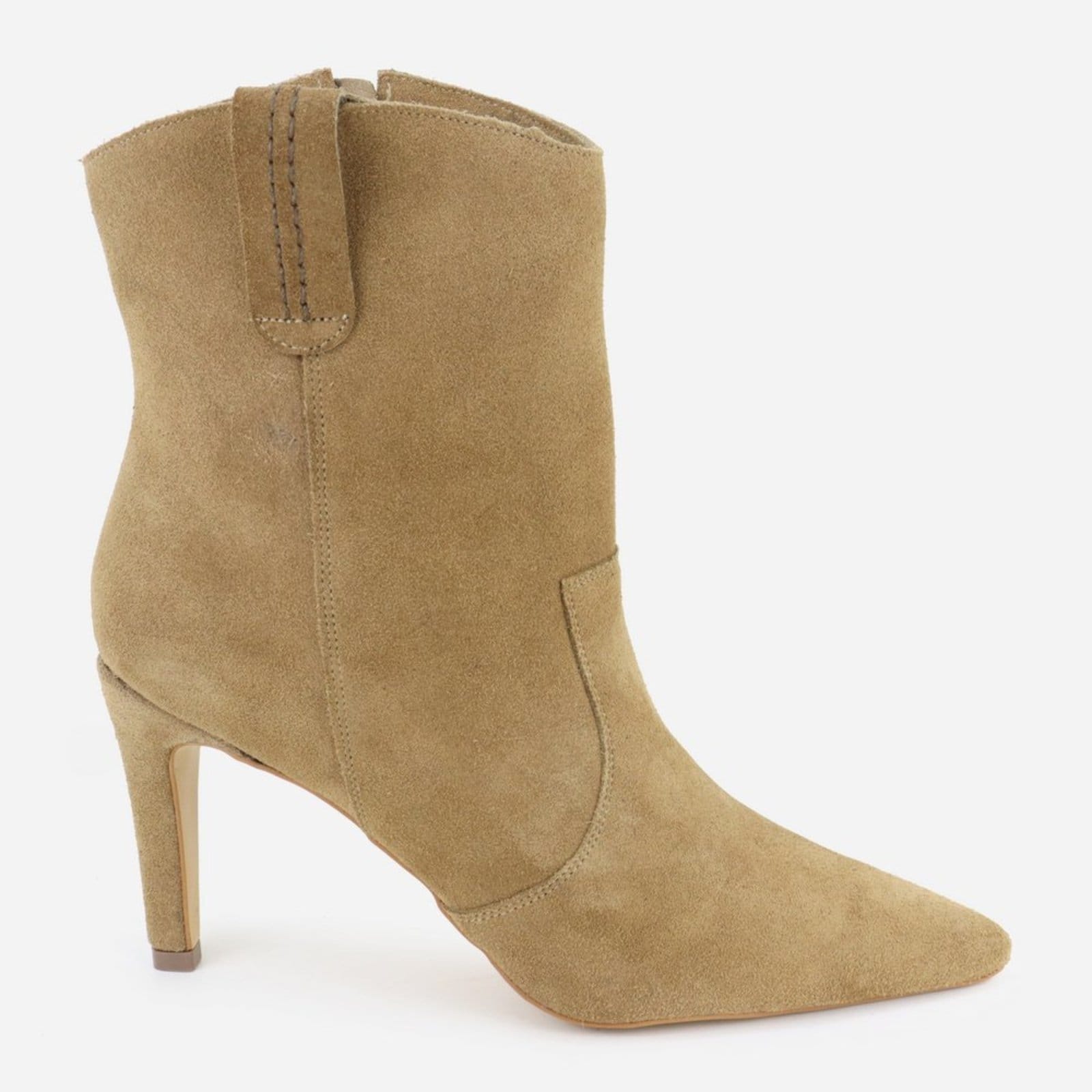 Vista 2 Bota Cano Médio Bico e Salto Fino Slim Alto Padrão em Couro Maria Paula Taupé MARIA PAULA bege