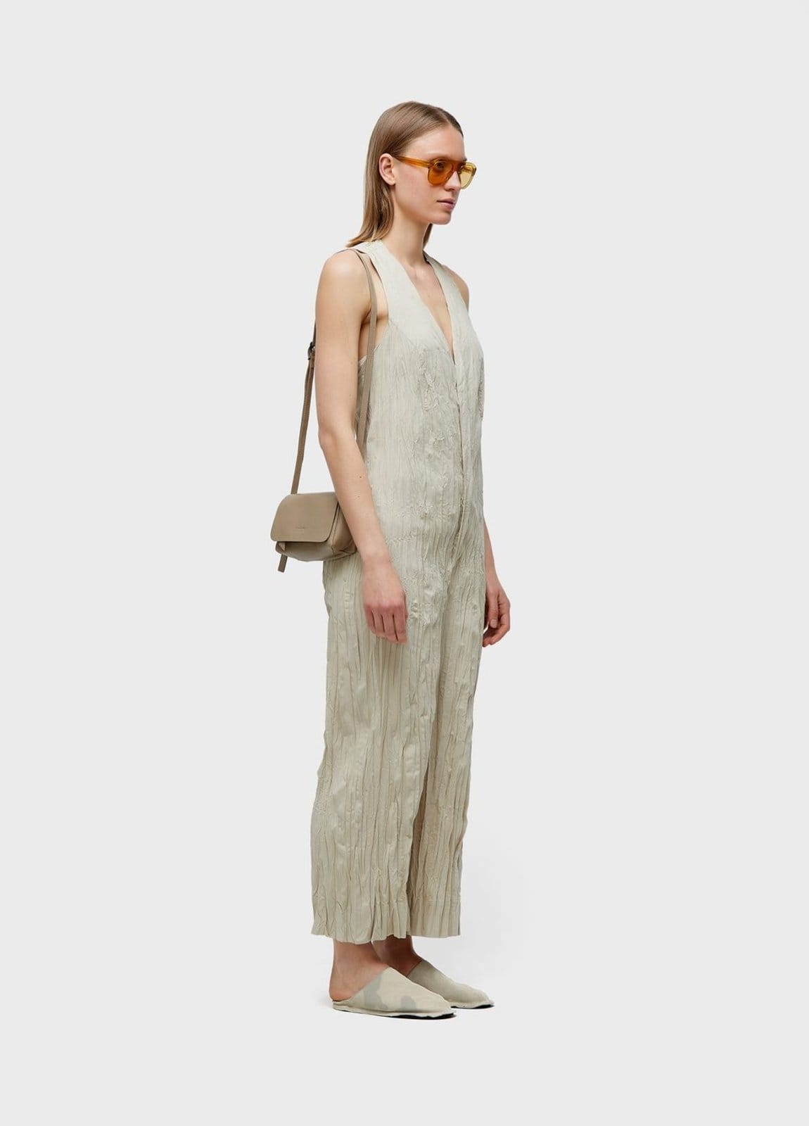 Vista 2 Macacão colete tricoline wrinkled Osklen bege