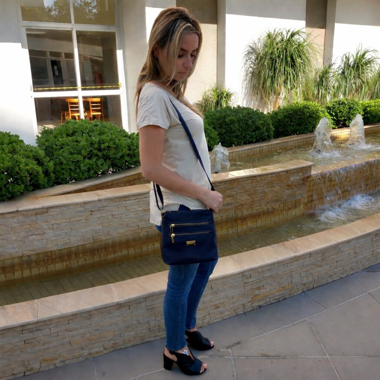 Vista 2 Kit Bolsa Transversal e Porta Oculos TopGrife Couro Marinho TopGrife azul marinho