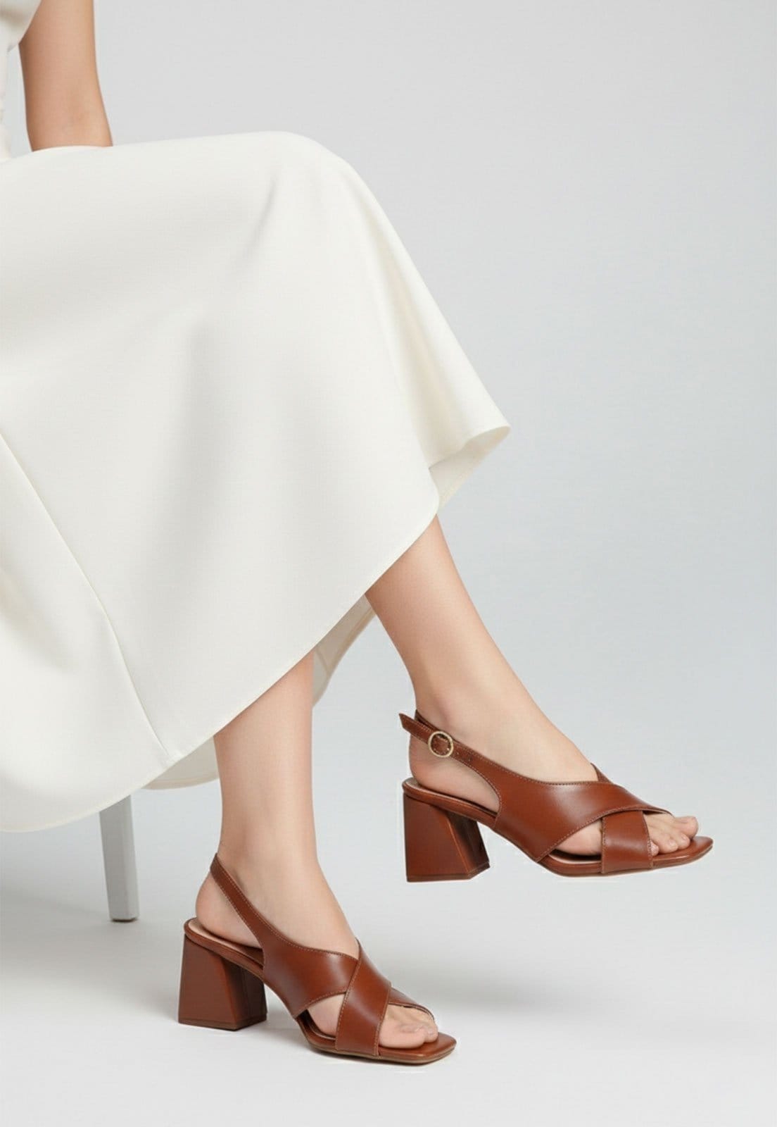 Vista 2 Sandália Salto Geométrico Feminina Atalia Shoes Madrid New Whisky Tiras Cruzadas Slingback Tendência 2026 Atalia Shoes caramelo