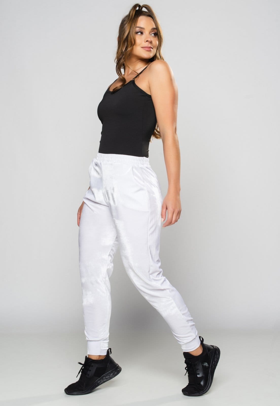 Vista 2 Calça Ribana Jogger MVB Modas Veludo Cintura Alta Branca Mvb Modas branco