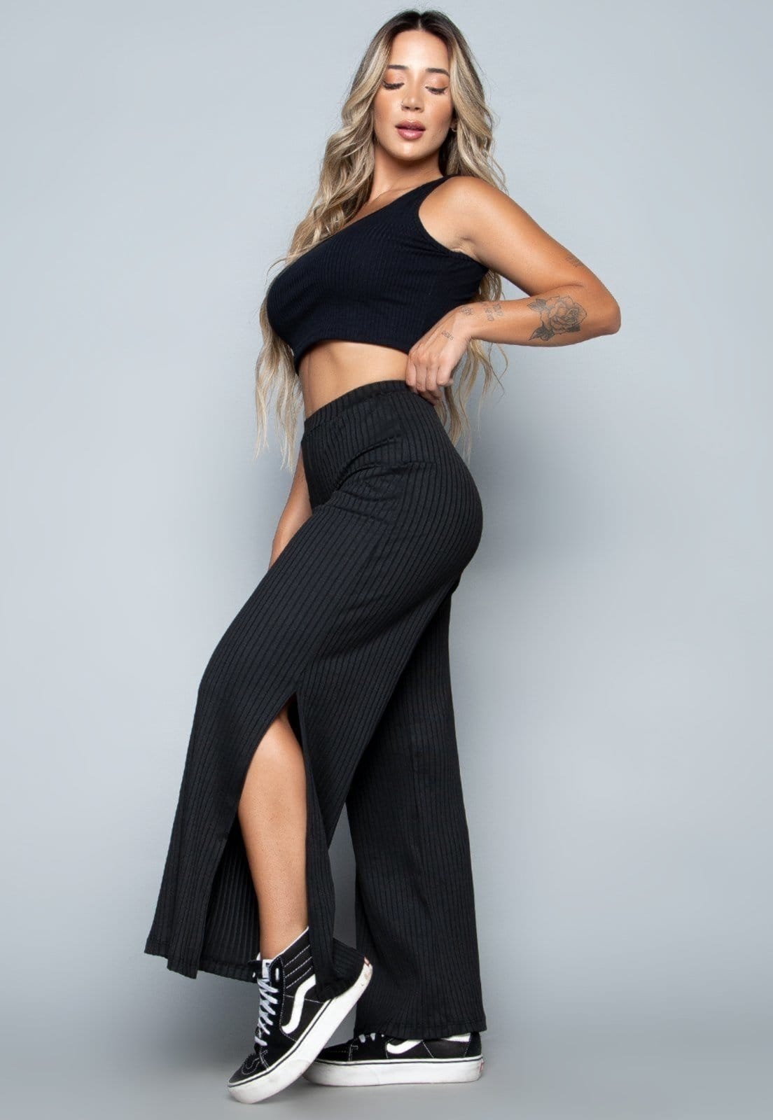 Vista 2 Conjunto Cropped Regata Calça Flare Pantalona Vekyo Canelado VEKYO preto