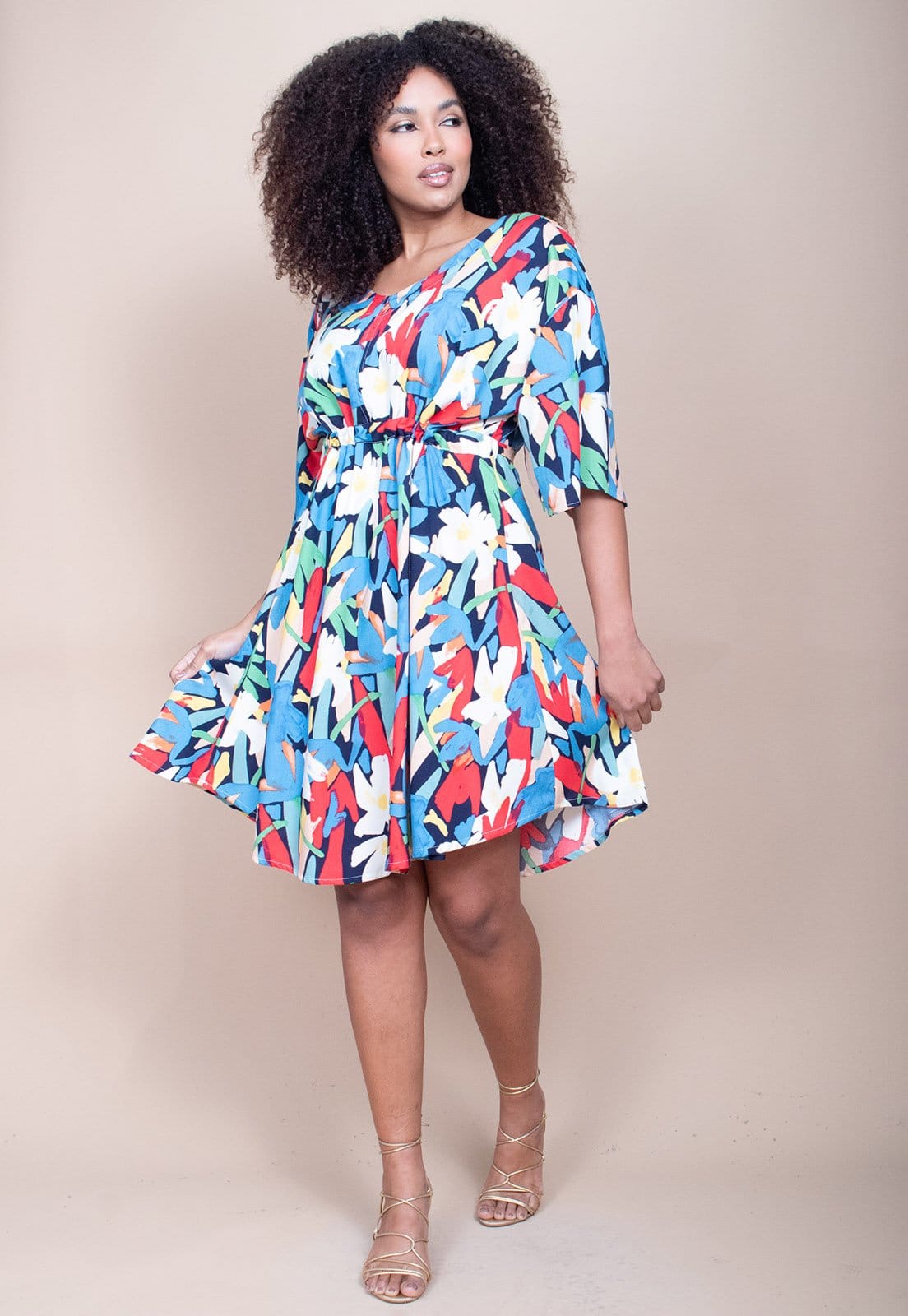 Vestido Curto CabanaFree Caaxixá Viscose com Cordão na Cintura Estampa Floresce