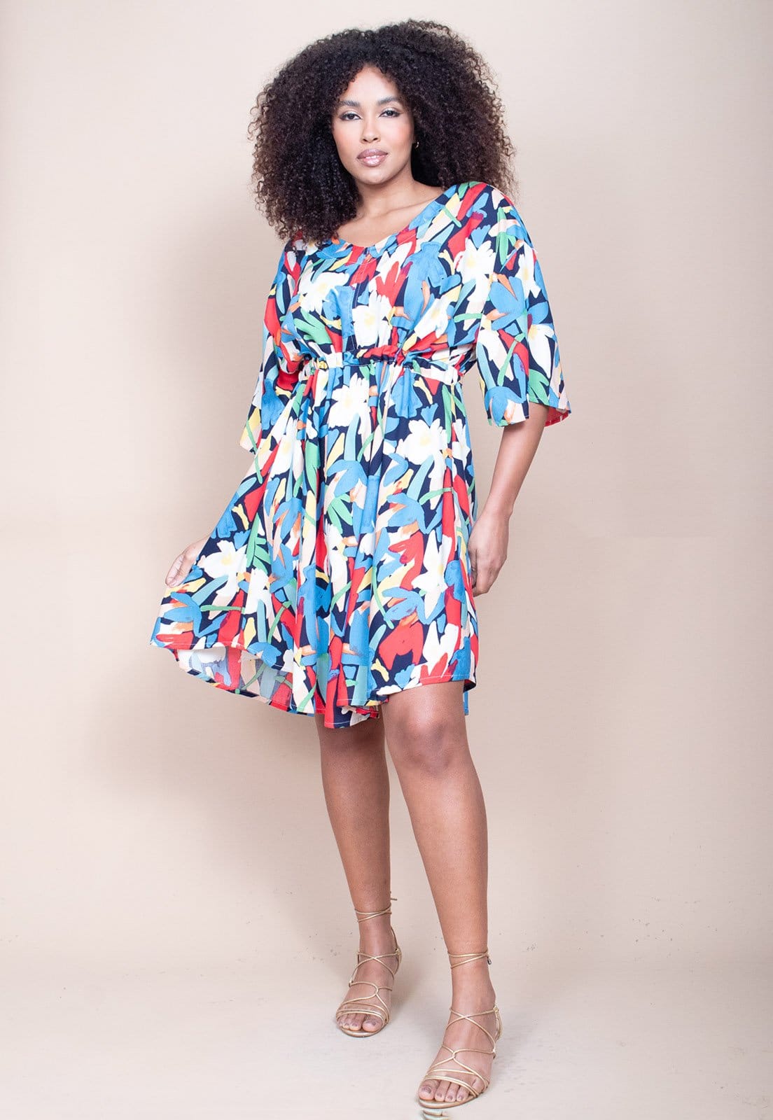 Vista 2 Vestido Curto CabanaFree Caaxixá Viscose com Cordão na Cintura Estampa Floresce Cabanafree branco/estampado/vermelho