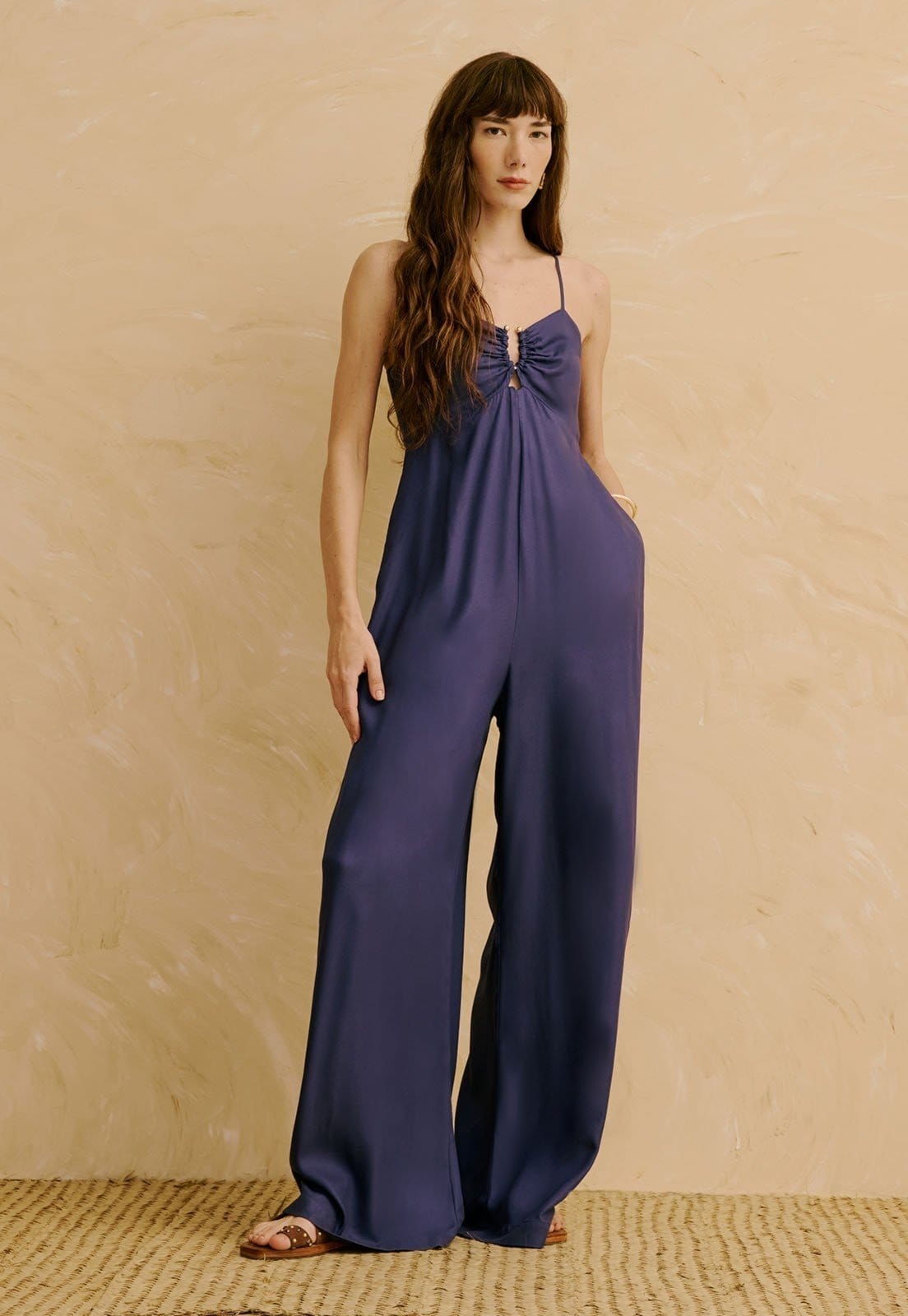 Macacão Liso com Detalhe de Argola no Busto