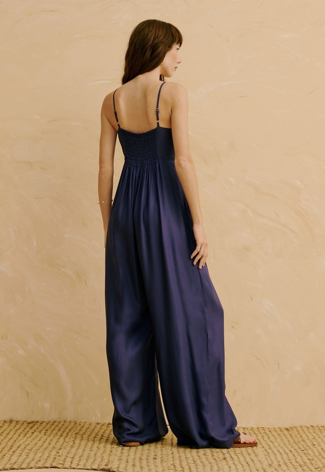 Vista 2 Macacão Liso com Detalhe de Argola no Busto CaCay azul