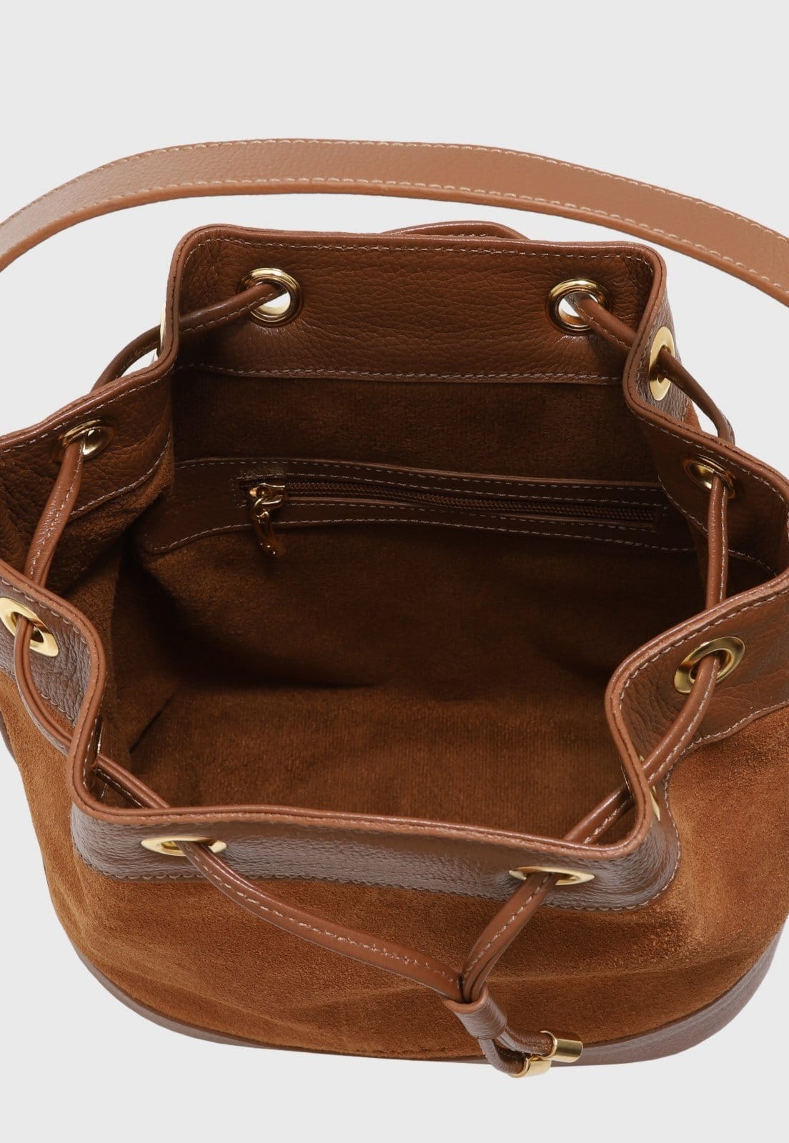 Vista 2 Bolsa Bucket Transversal Couro Mariart Chia Camel Suede Mariart caramelo