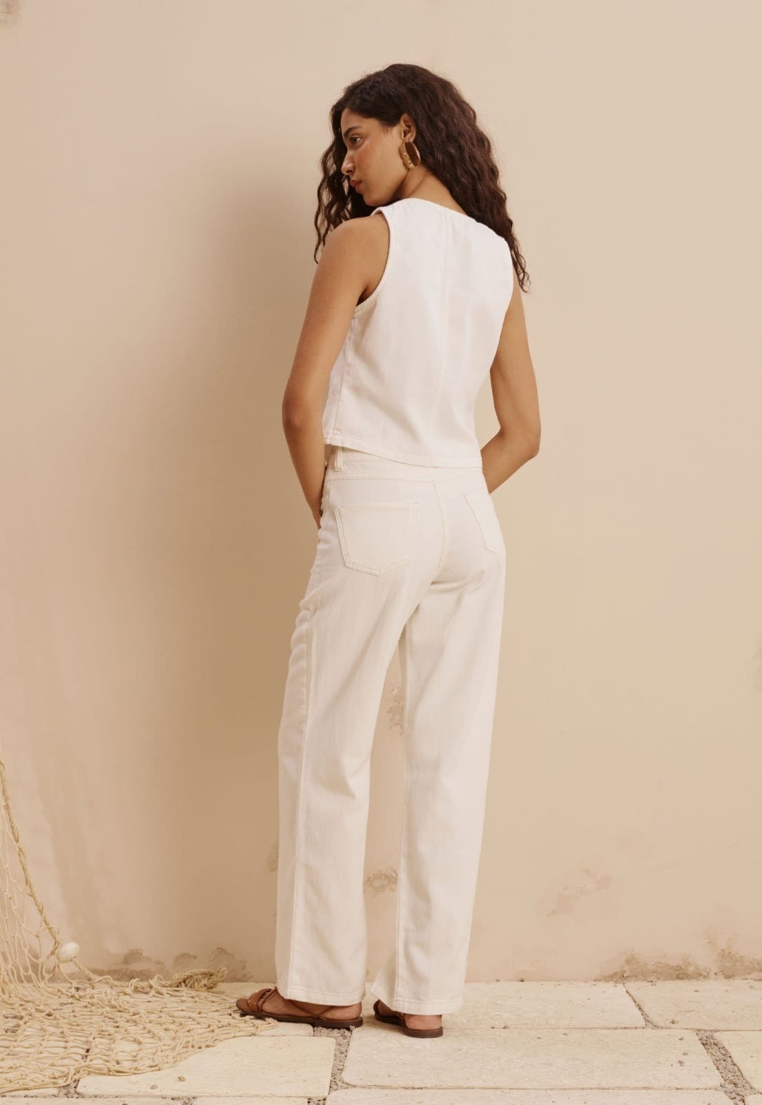 Vista 2 Calça Sarja Lisa Detalhe Concha CaCay off-white