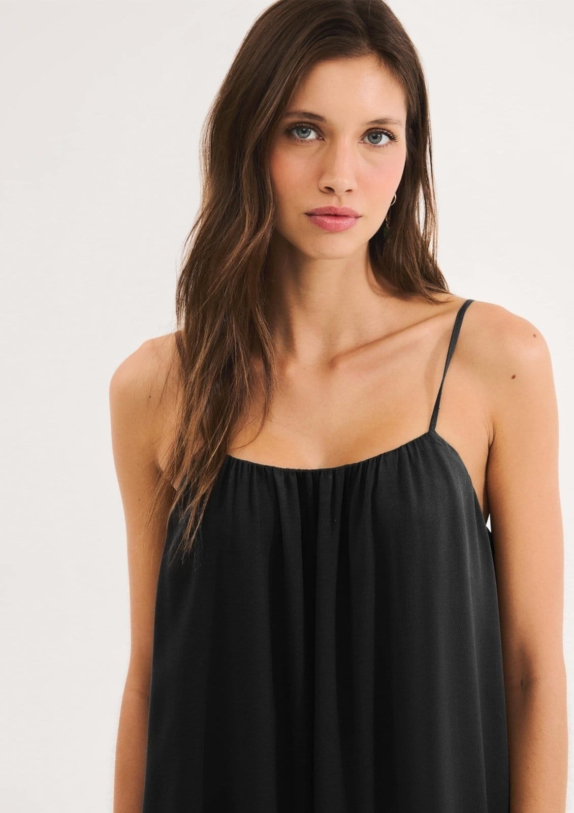 Vista 2 Vestido Midi Evasê Em Tecido Creponado Hering preto