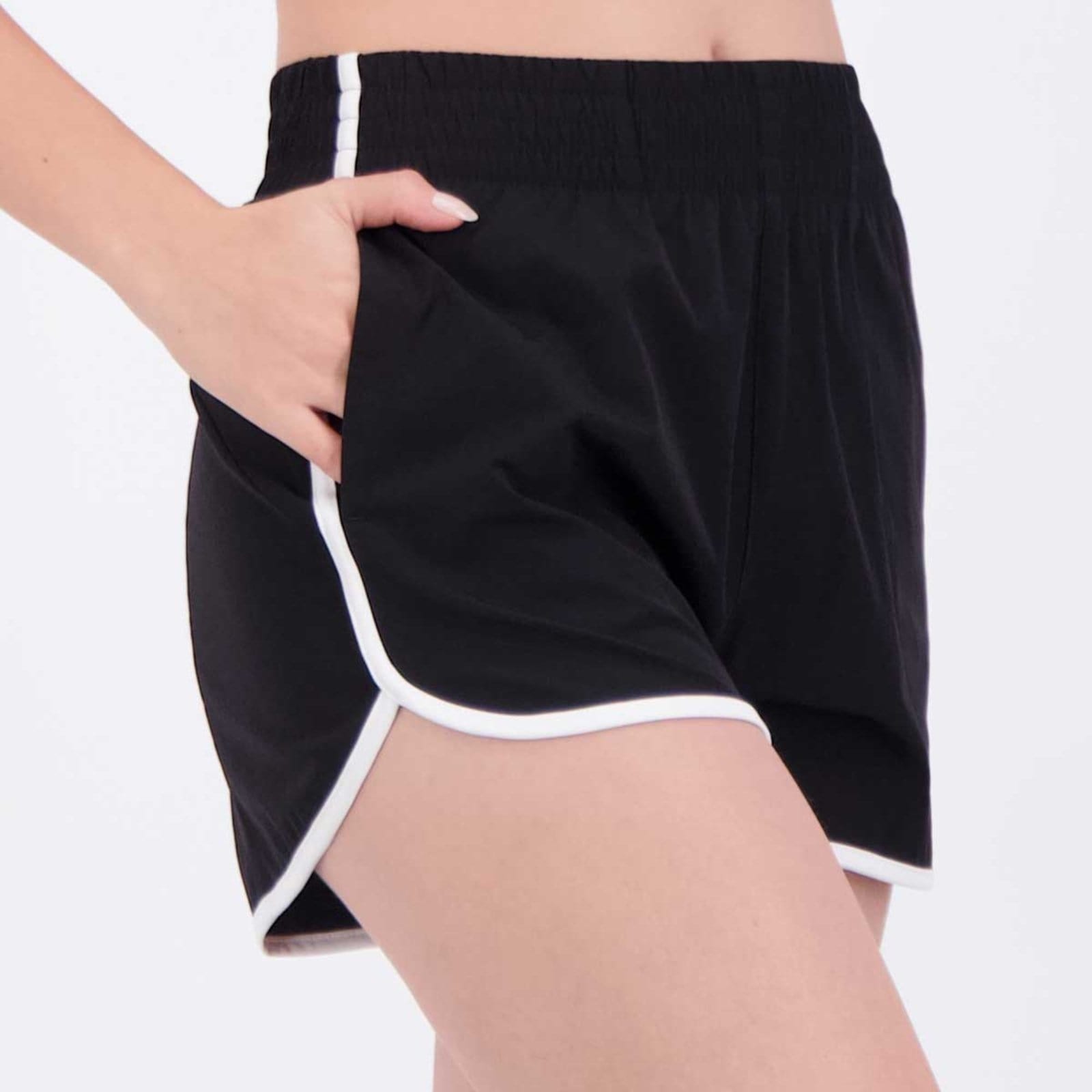 Vista 2 Shorts Fila Essential Floating Feminino e Branco Fila preto