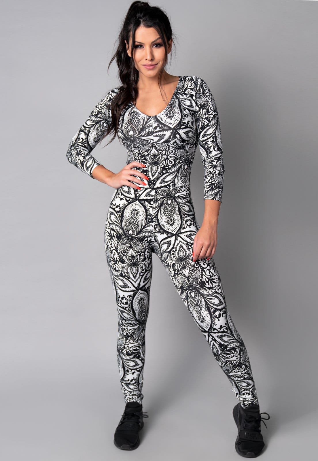 Vista 2 Macacão Longo MVB Modas Manga 3/4 Costa Fechada Suplex Mandala Mvb Modas branco/estampado/multicolorido/preto