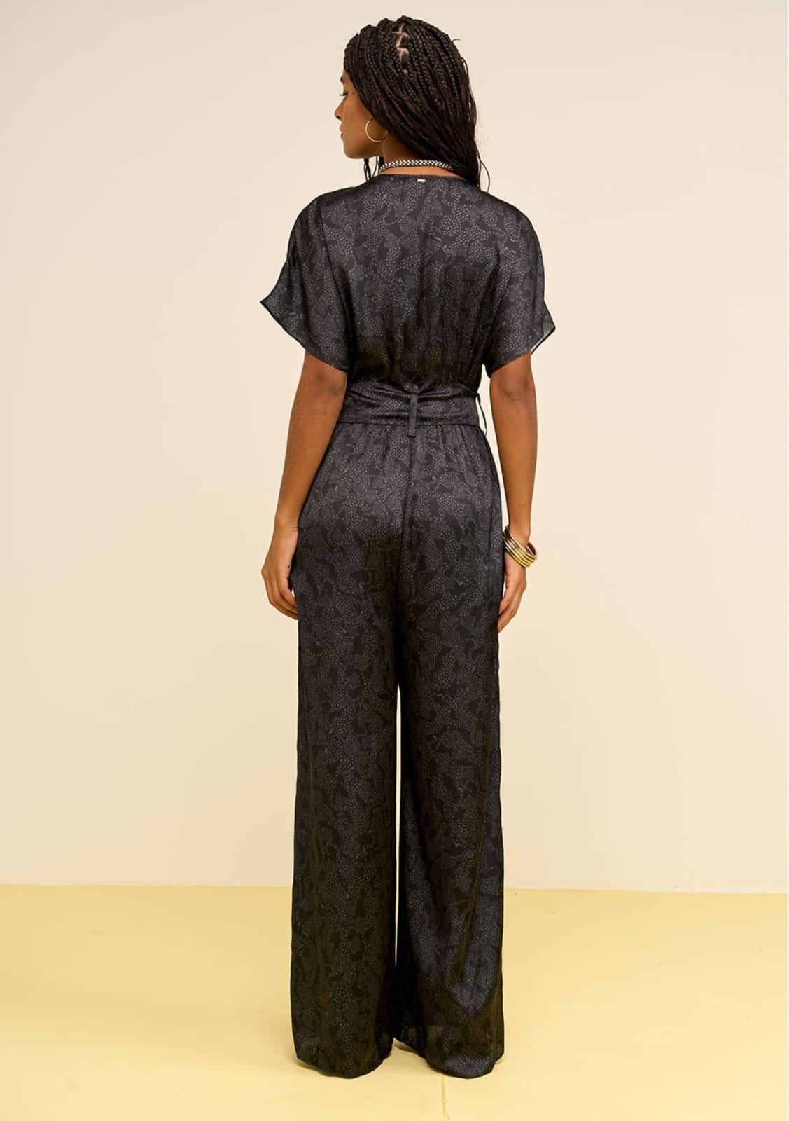 Vista 2 Macacão Zinco Solto Decote V Manga 3 Quartos Longo Zinco preto