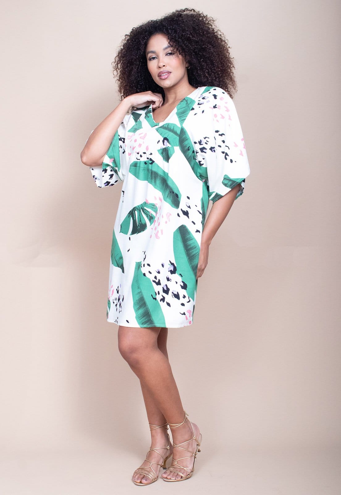 Vista 2 Vestido Curto Cabana Free Pequi Viscose Estampa Folhagem Poética Cabanafree branco/estampado