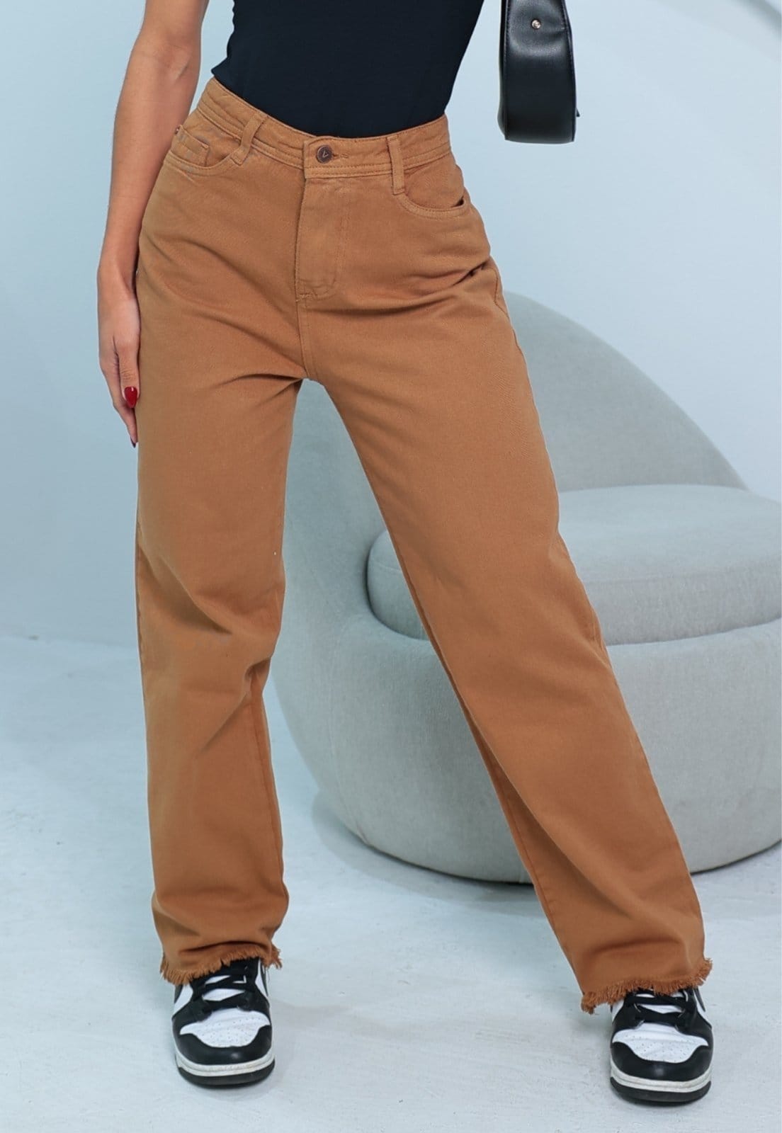 Vista 2 Calça Sarja Wide leg Marrom Patria Brasil rosa