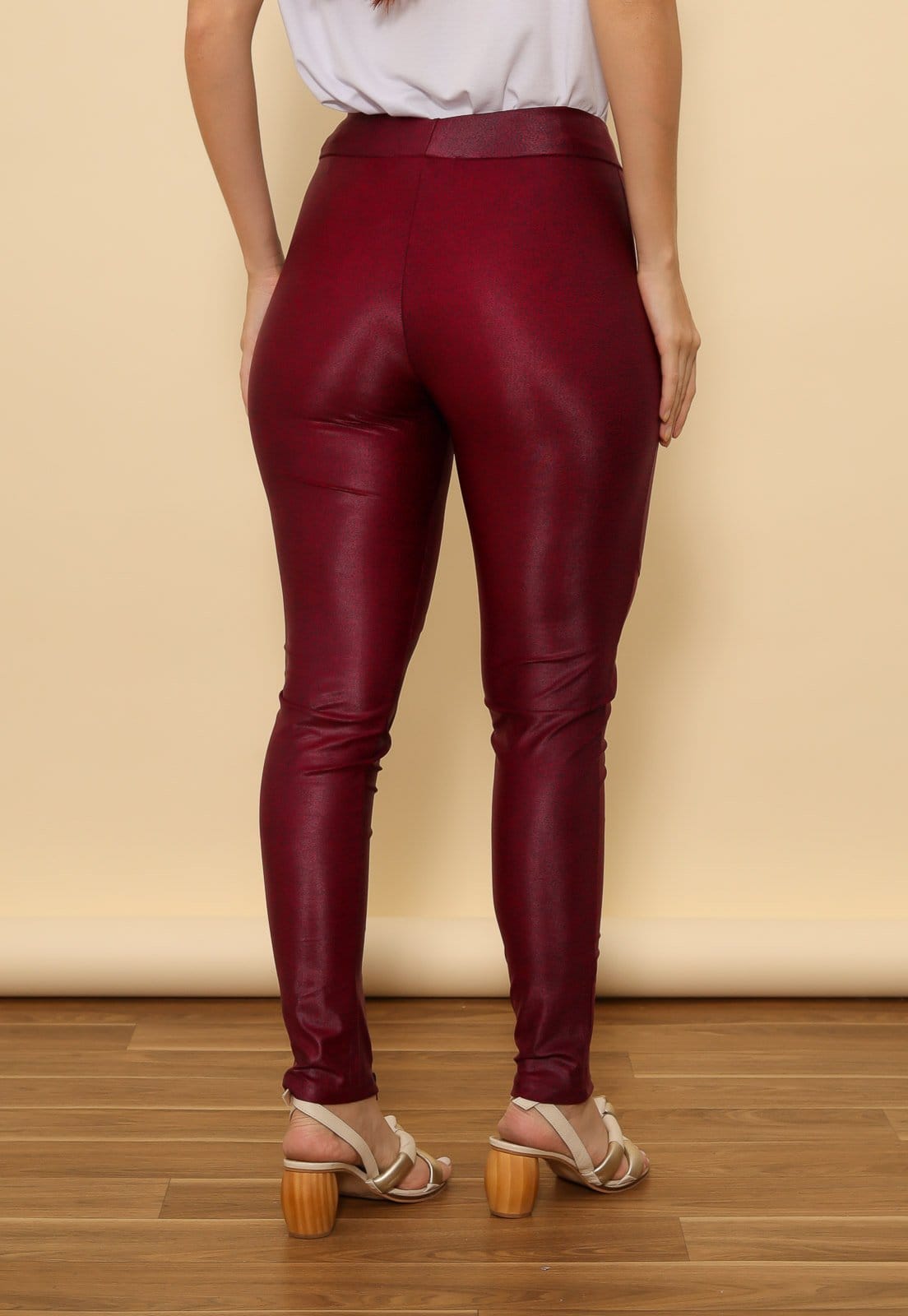Vista 2 Calça Aura Cirrê Oncinha Aura vinho