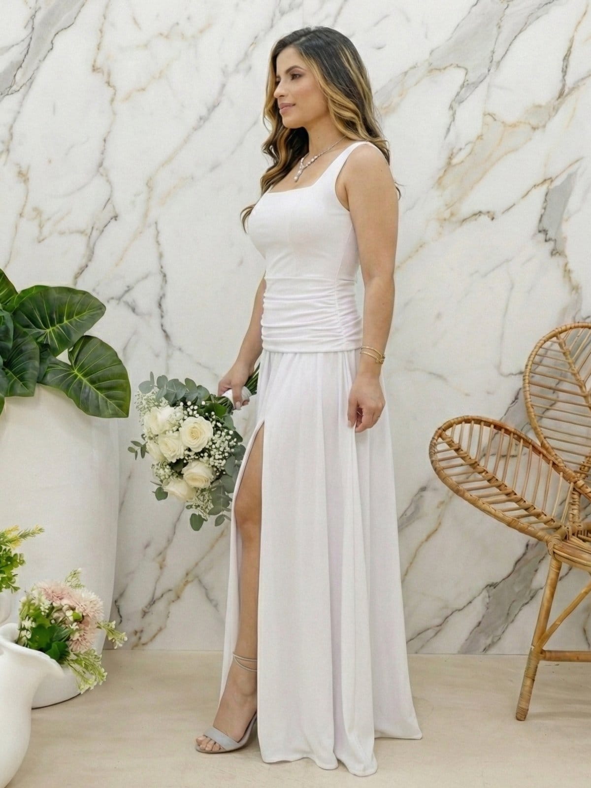 Vista 2 Vestido Longo Elegante com Fenda Frontal e Decote Reto Ideal para Casamento Civil e Festas FS CONCEPT branco