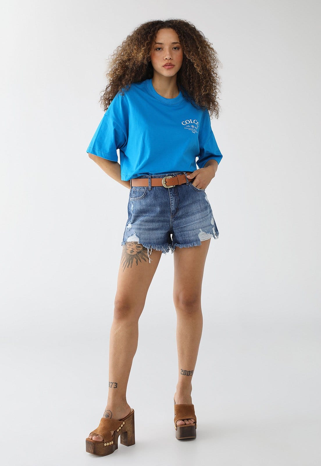 Vista 2 Short Jeans Feminino Colcci Cintura Alta Barra Desfiada Colcci azul