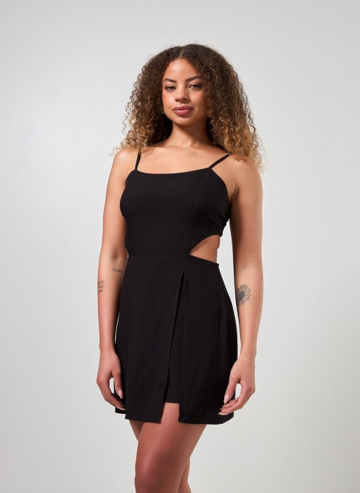 Vestido Macaquinho Curto Com Fenda