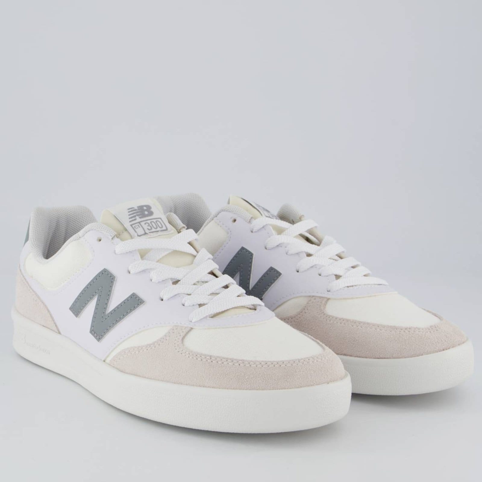 Vista 2 Tênis New Balance CT 300 V3 e Cinza New Balance branco