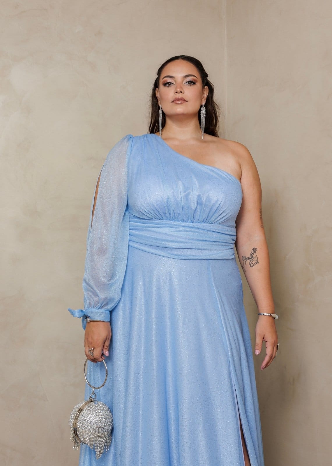 Vista 2 Vestido Longo de Festa Plus Size Madrinhas Nula Manga com Fenda Glaucia Serenity Cia do Vestido azul