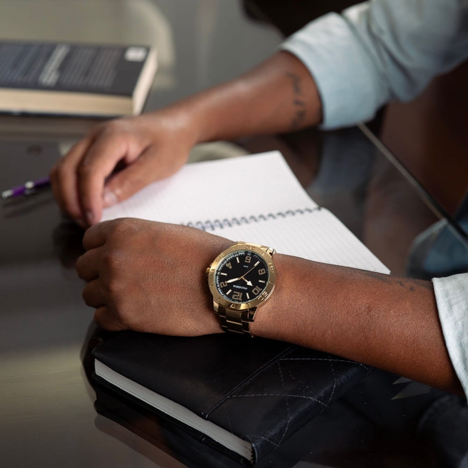 Vista 2 Relógio Masculino Casual Mostrador Preto Mondaine dourado