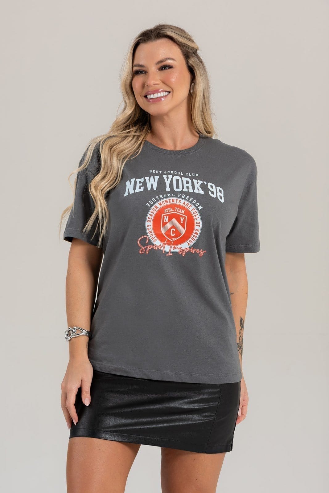 Vista 2 Blusa Feminina Oversized Cianitas Chumbo Estampa New york 98 Cianitas cinza