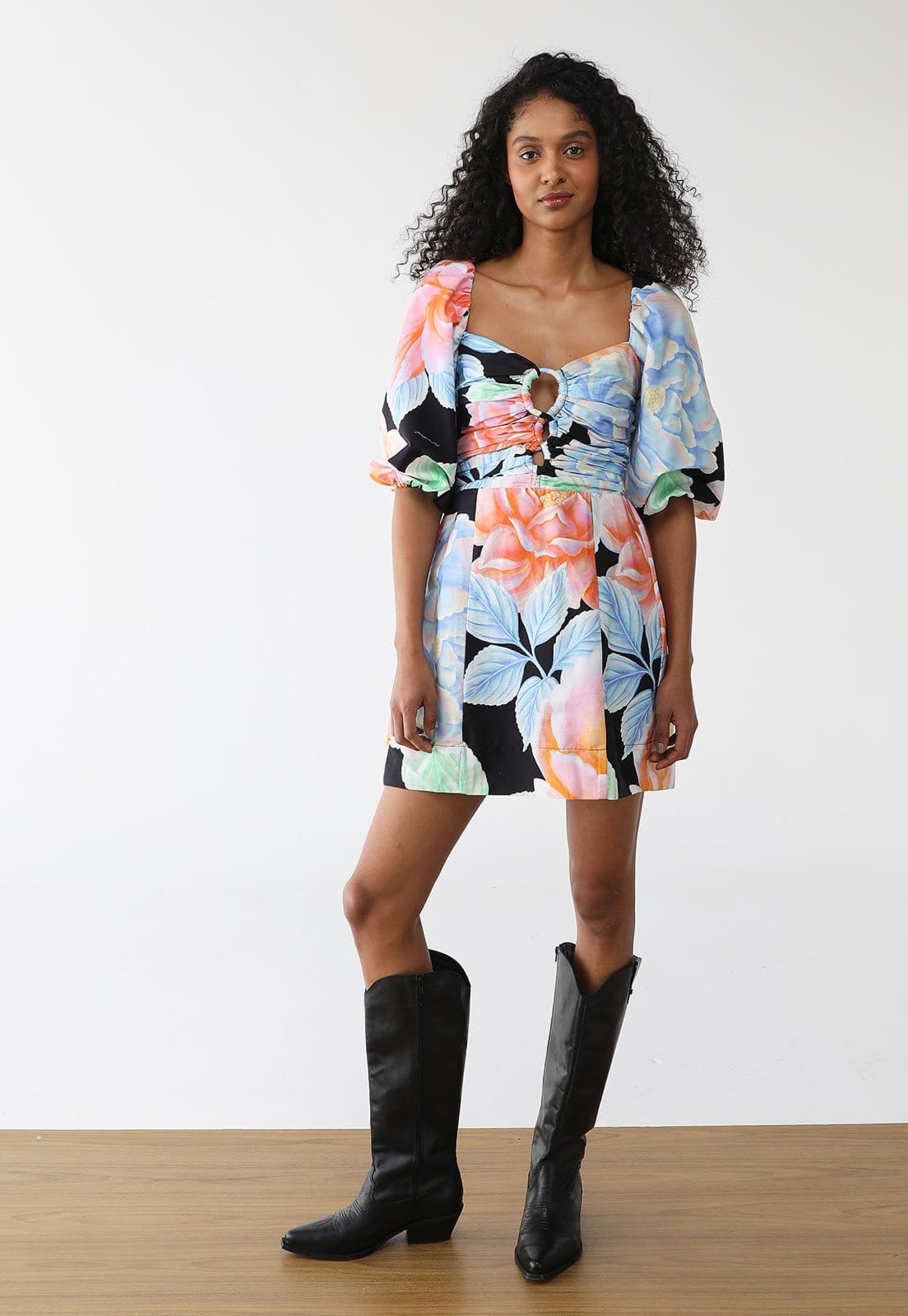 Vista 2 Vestido FARM Curto Floral Sofia FARM preto