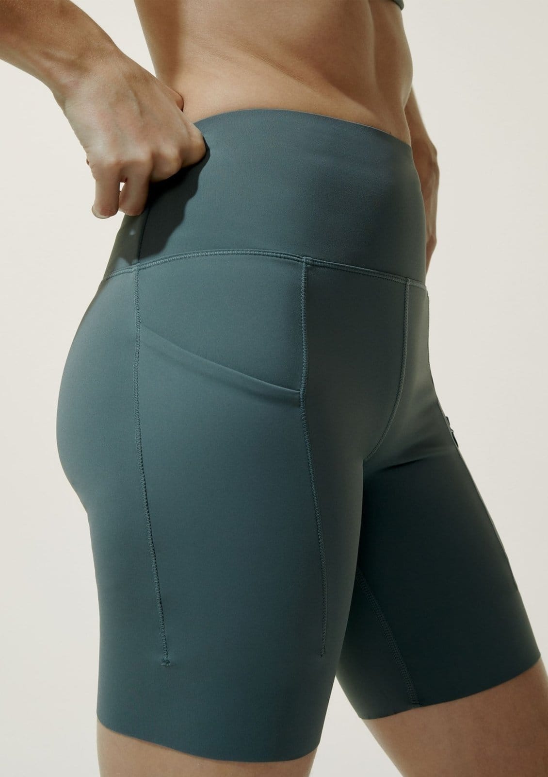 Vista 2 Bermuda Ciclista Feminina 6 Bolsos Com Corte A Laser Hering HERING SPORTS marrom