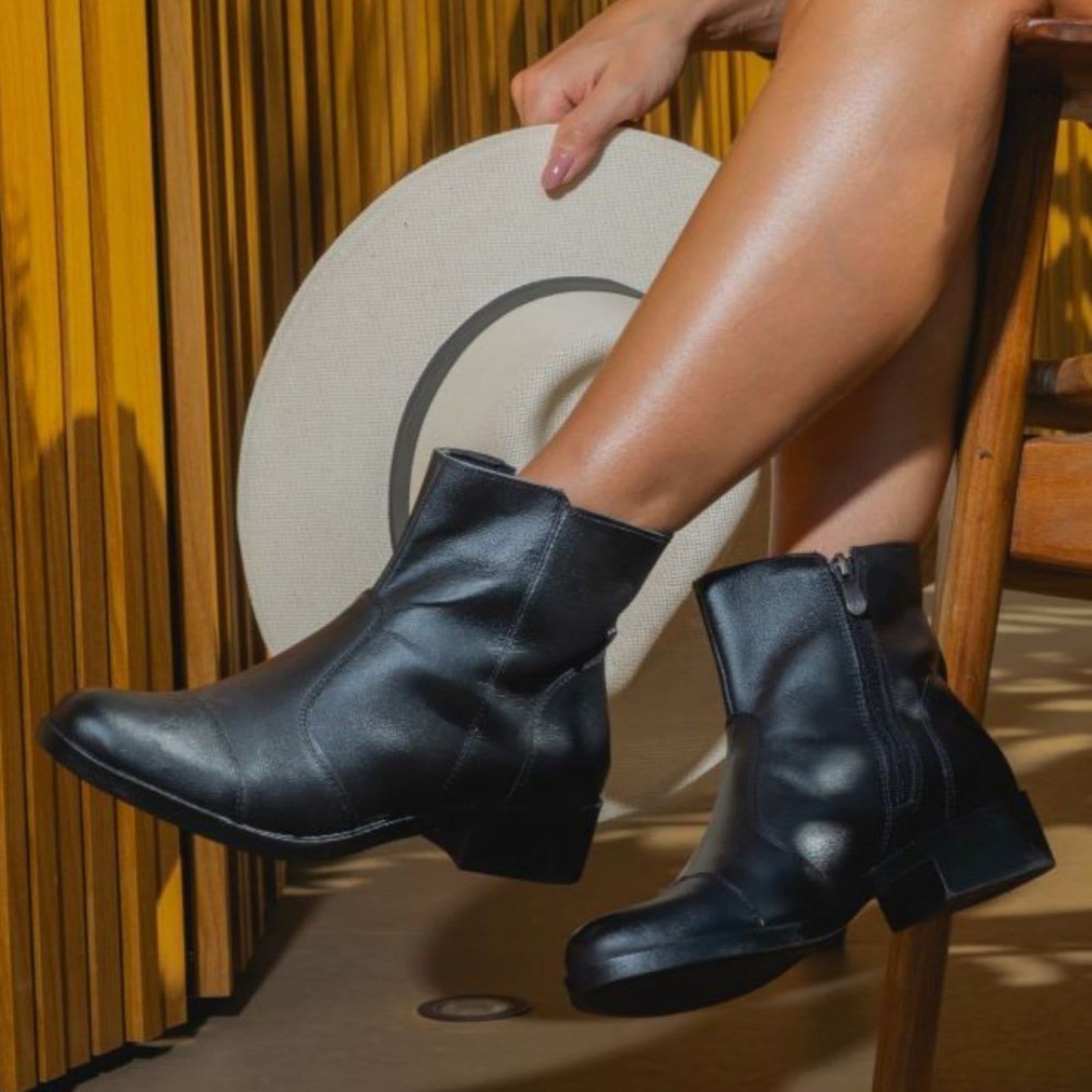 Vista 2 Bota Feminina Preta Vittal em Couro Cano Baixo com Ziper Lateral USE VITTAL preto