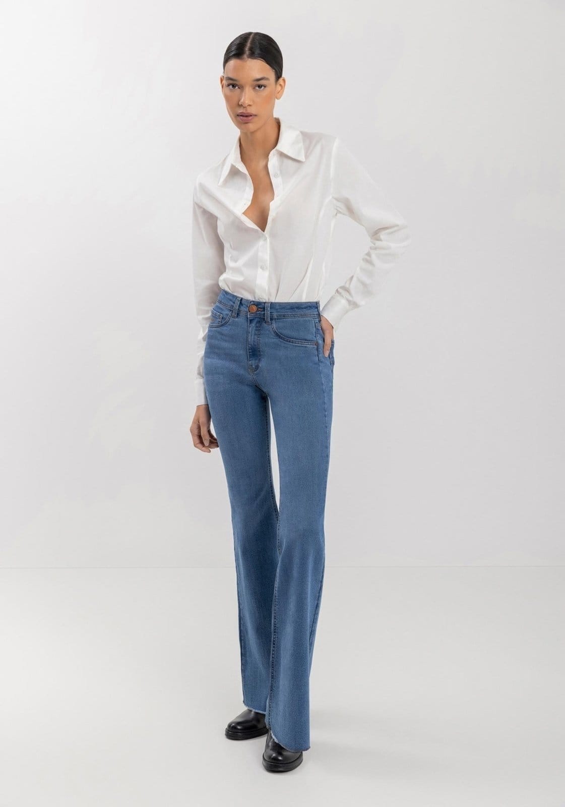 Calça Lez a Lez Jeans Flare Com Elastano E Barra Desfiada