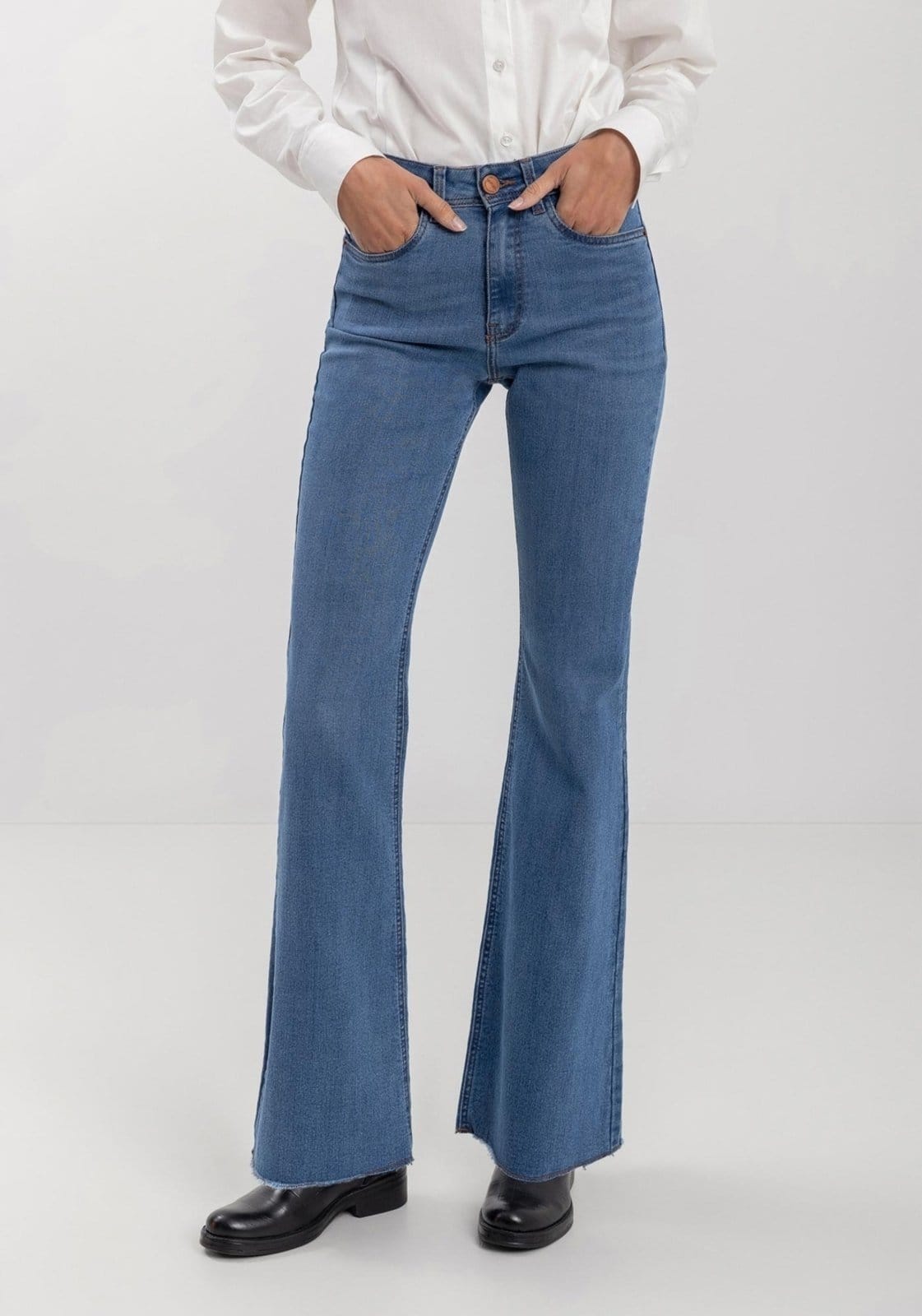 Vista 2 Calça Lez a Lez Jeans Flare Com Elastano E Barra Desfiada Lez a Lez azul