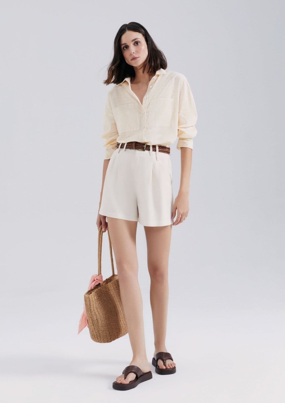 Vista 2 Shorts Feminino Em Alfaiataria Peach Touch Hering bege