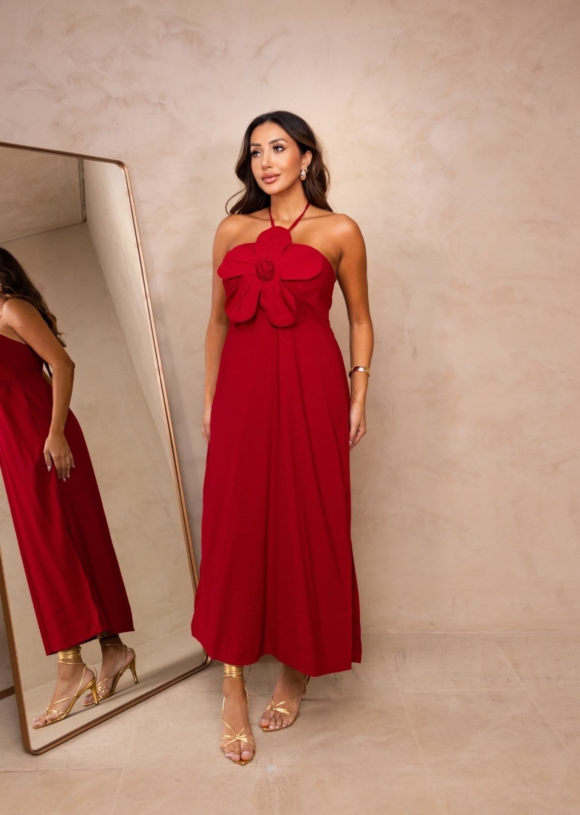 Vista 2 Vestido Midi Detalhe de Flor Frente Única Alfaiataria Gingy Cia do Vestido Marrom Marsala Cia do Vestido bordô