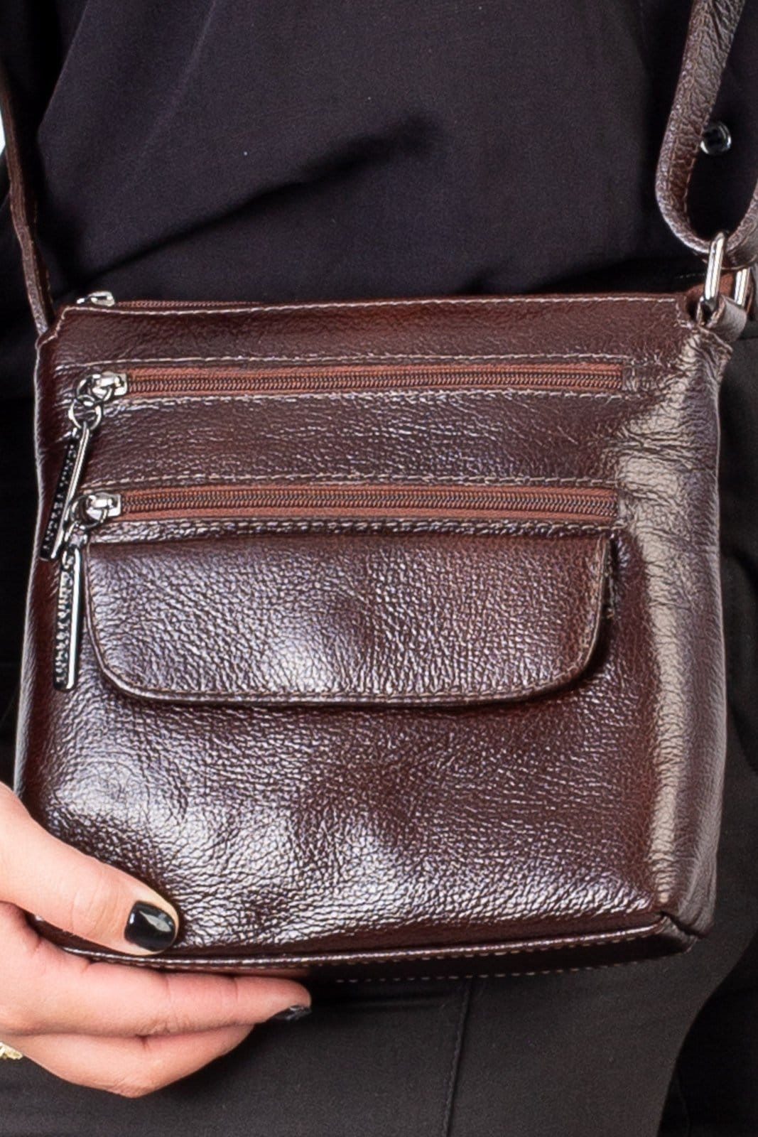 Vista 2 Bolsa transversal de couro liso grafite Maura - Café Andrea Vinci preto