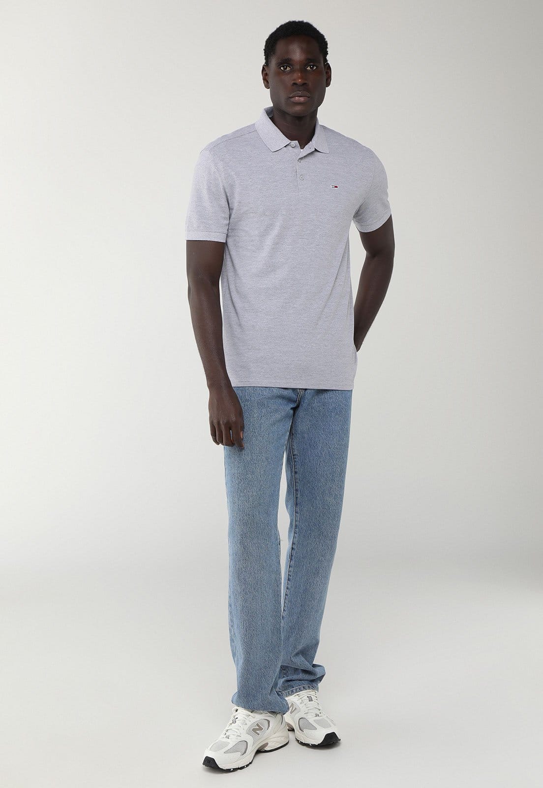 Vista 2 Camisa Polo Masculina Tommy Jeans TJM Reg Badge Tee Claro Tommy Jeans cinza