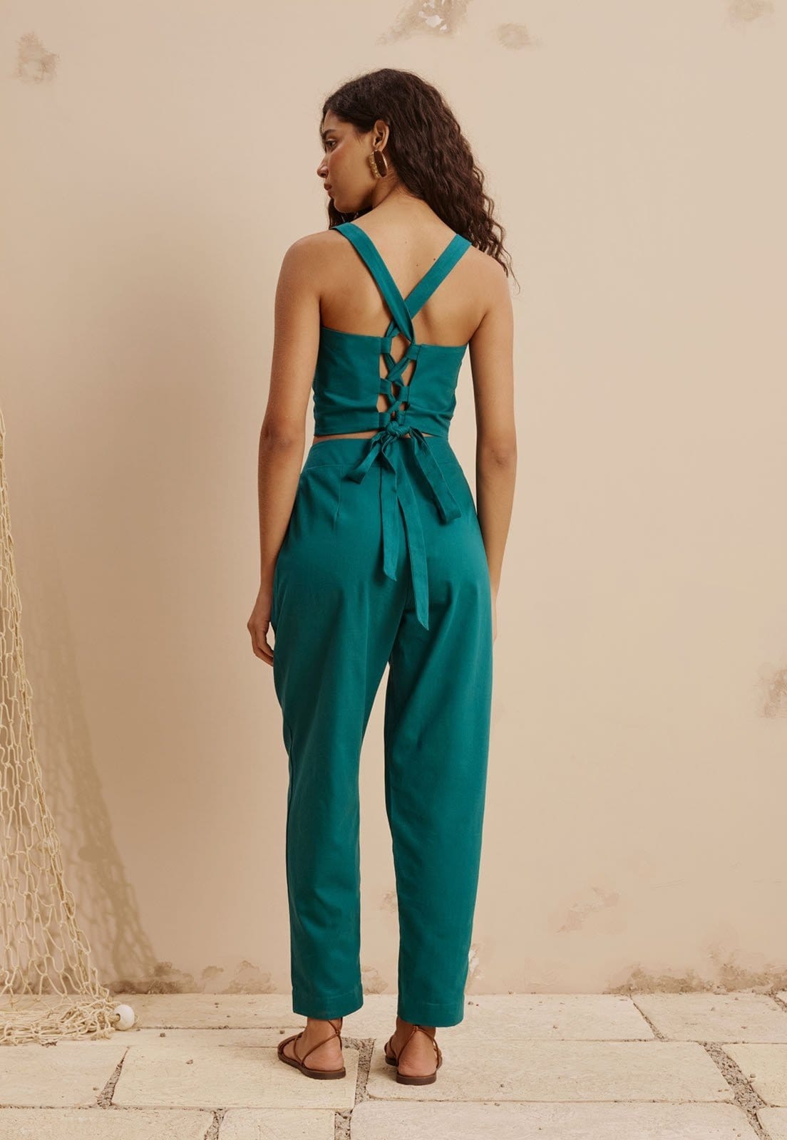 Vista 2 Calça Cenoura Botão Descolado CaCay verde militar