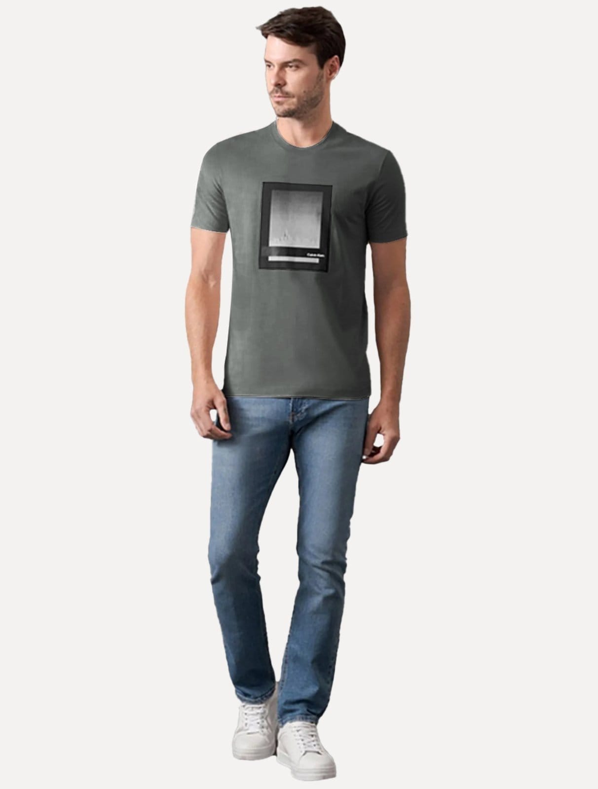 Vista 2 Camiseta Calvin Klein Masculina Sustainable NY City Frame Sash Chumbo Calvin Klein cinza